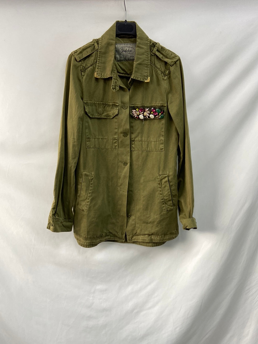 ZARA. sobrecamisa verde abalorios T.s