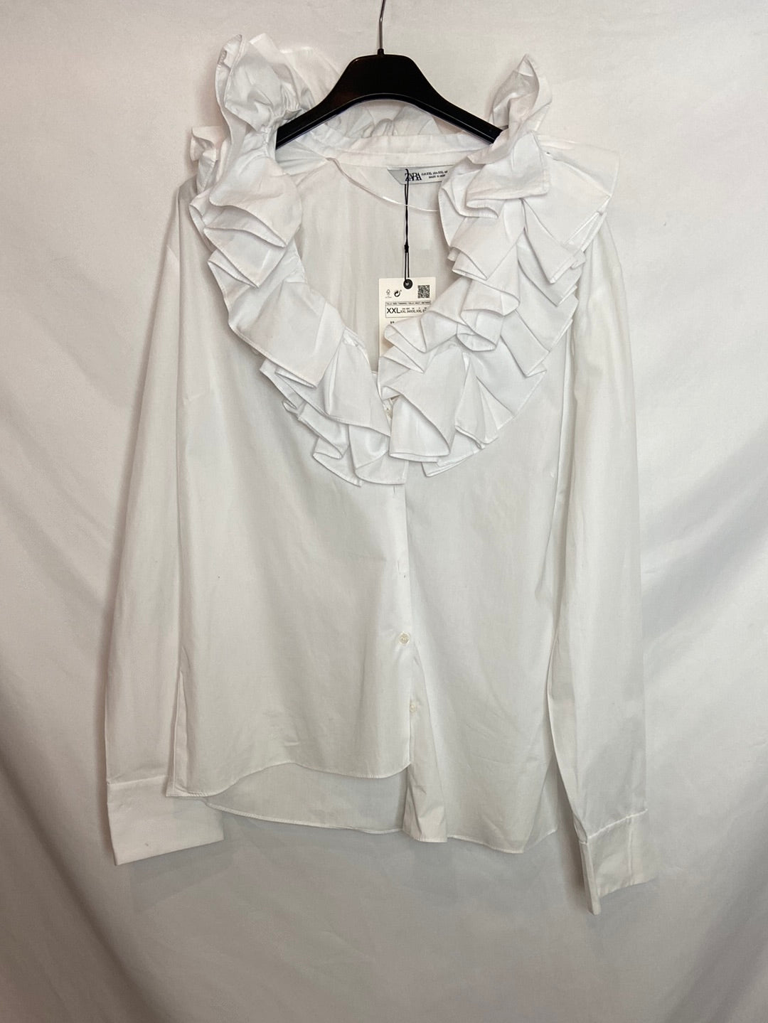 ZARA. Blusa blanca con volantes T.XXL