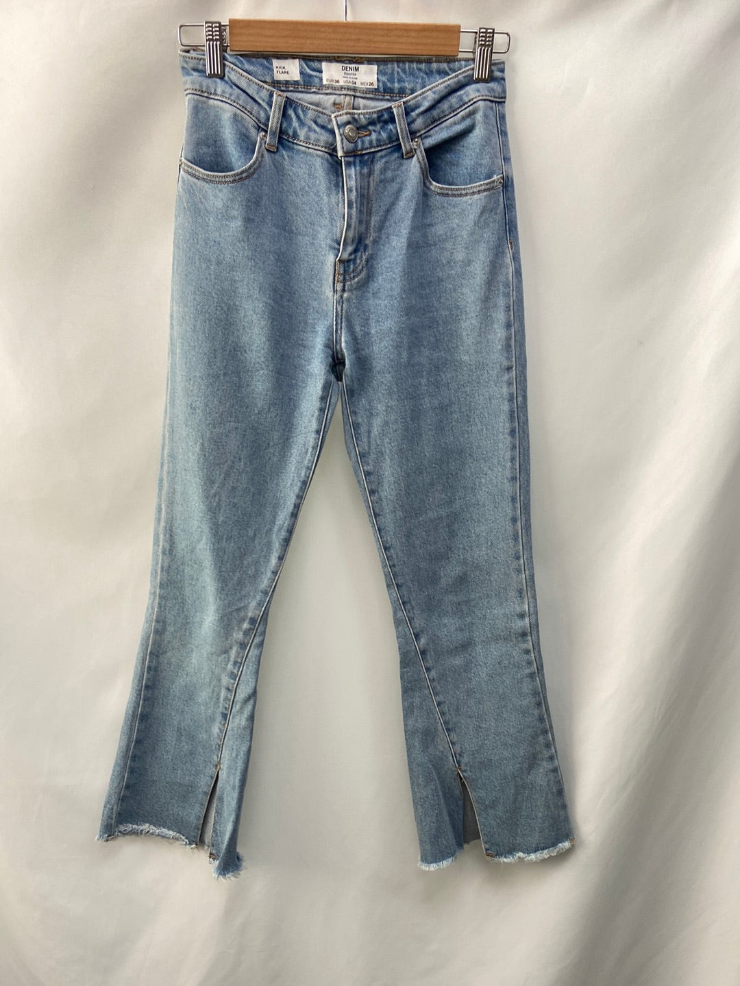 BERSHKA.pantalones vaqueros acampanados T.36