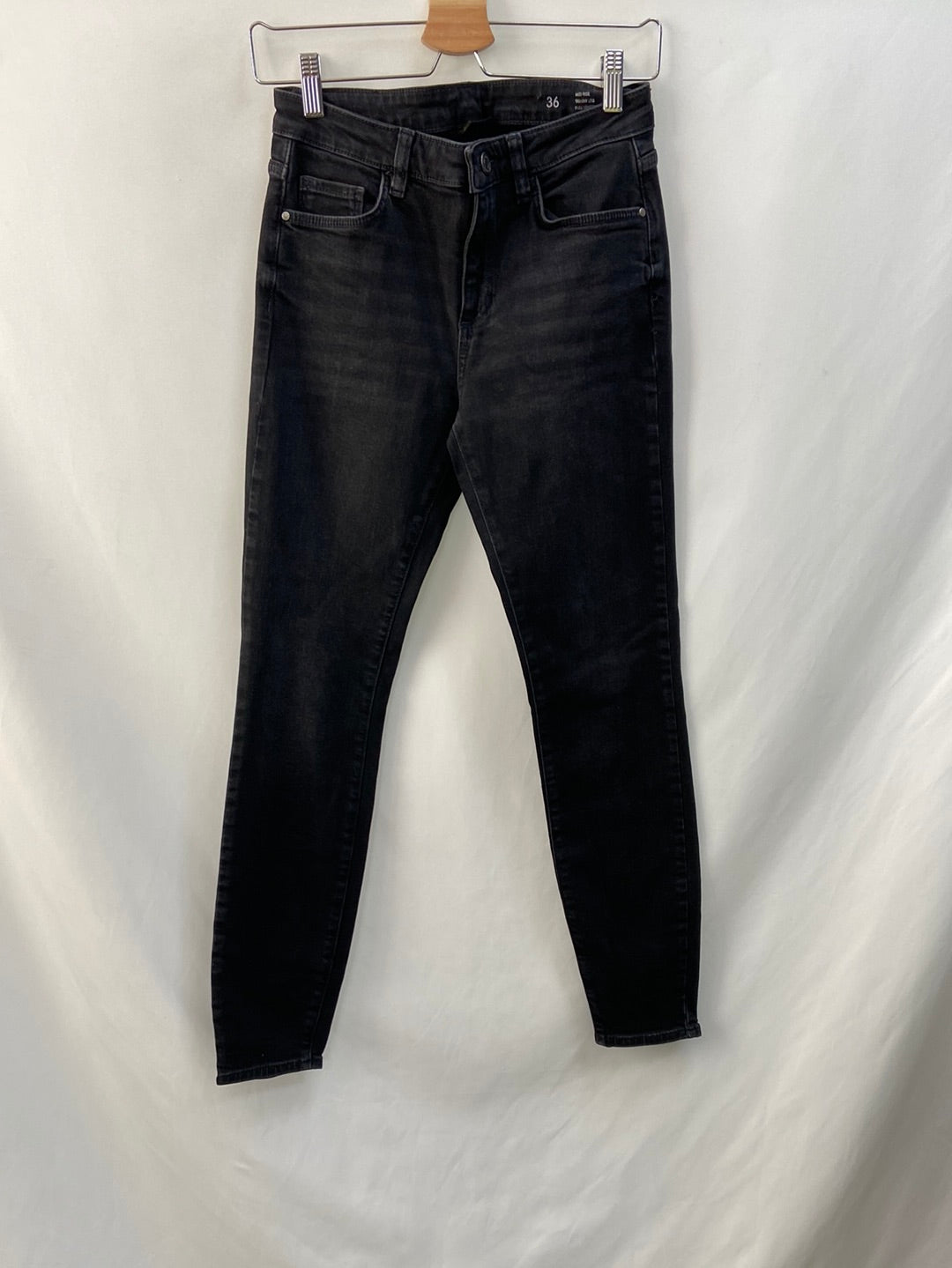 MASSIMO DUTTI.Pantalones vaqueros negros clásicos T.36