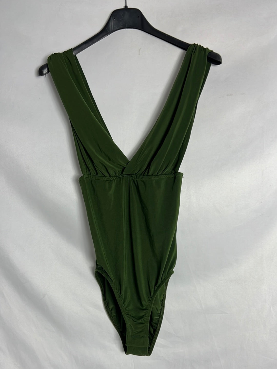 STRADIVARIUS. Body verde escote T.s