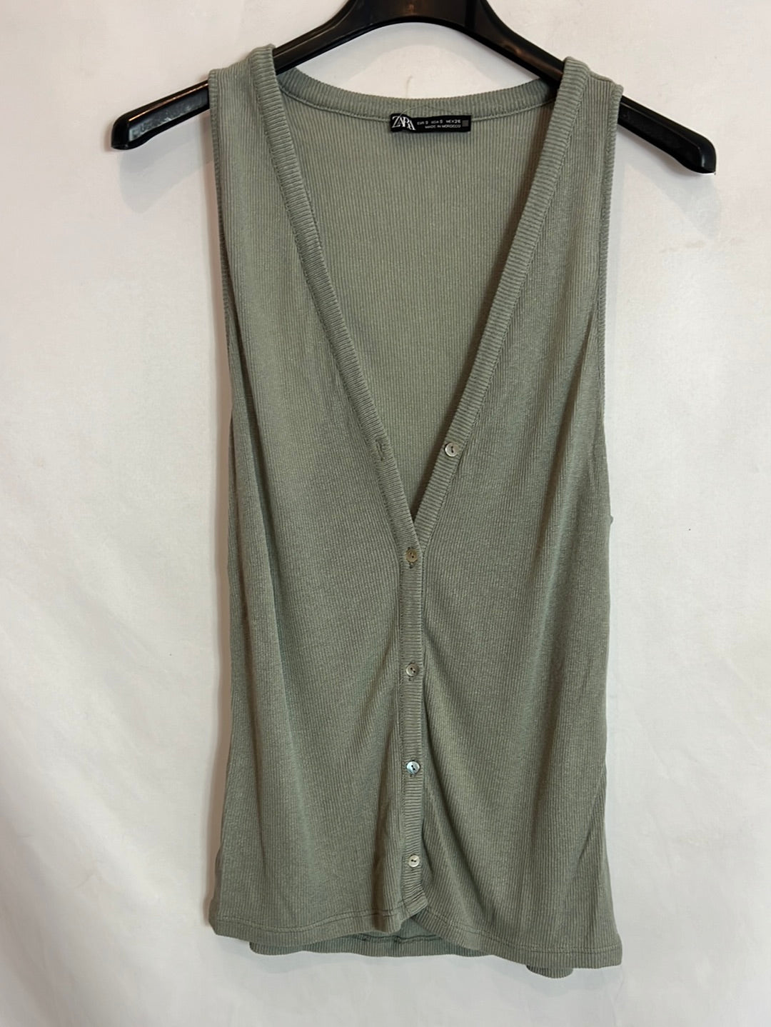 ZARA. Top canalé abotonado verde apagado. T S