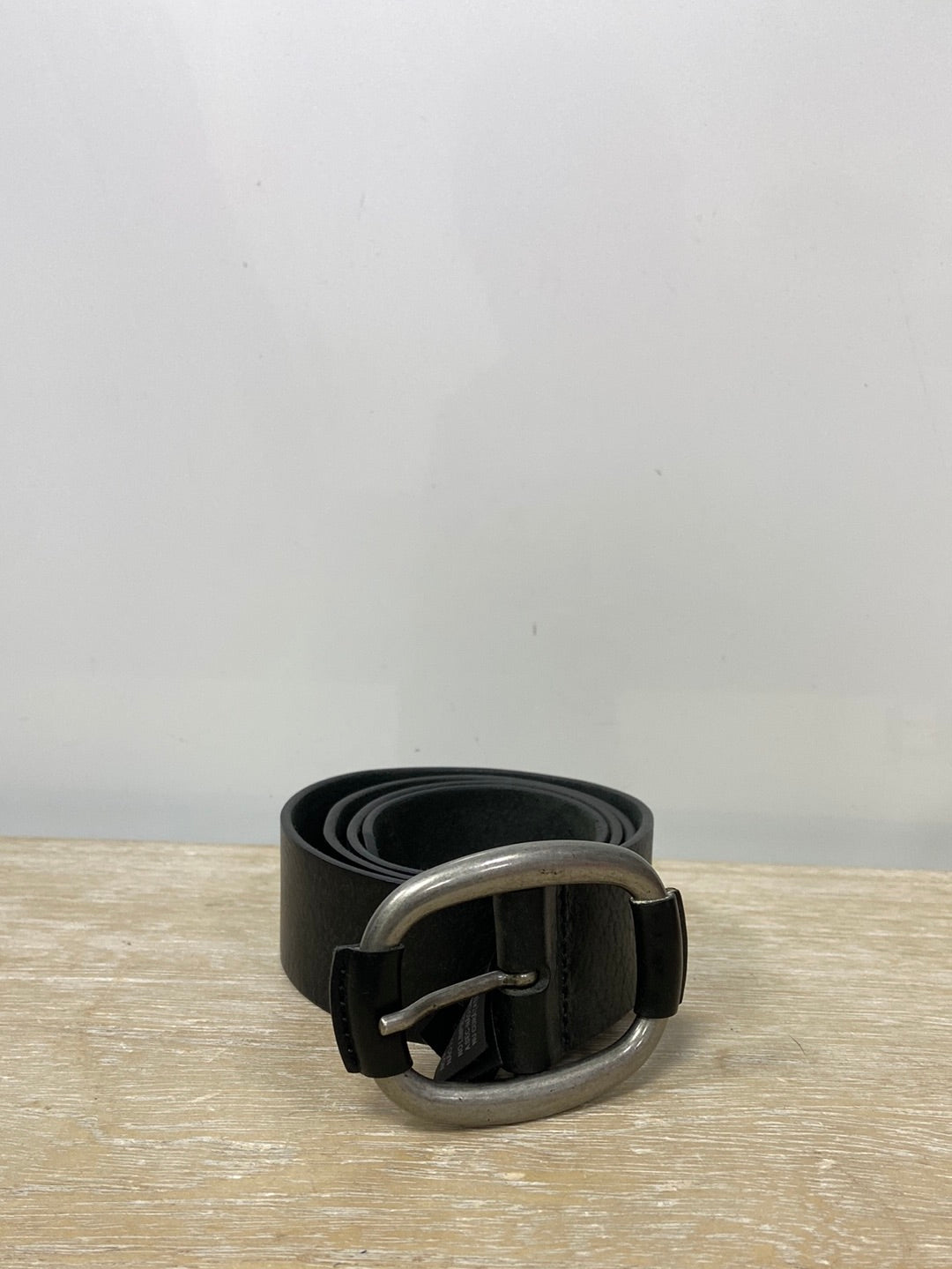 MASSIMO DUTTI. Cinturón negro piel T.75