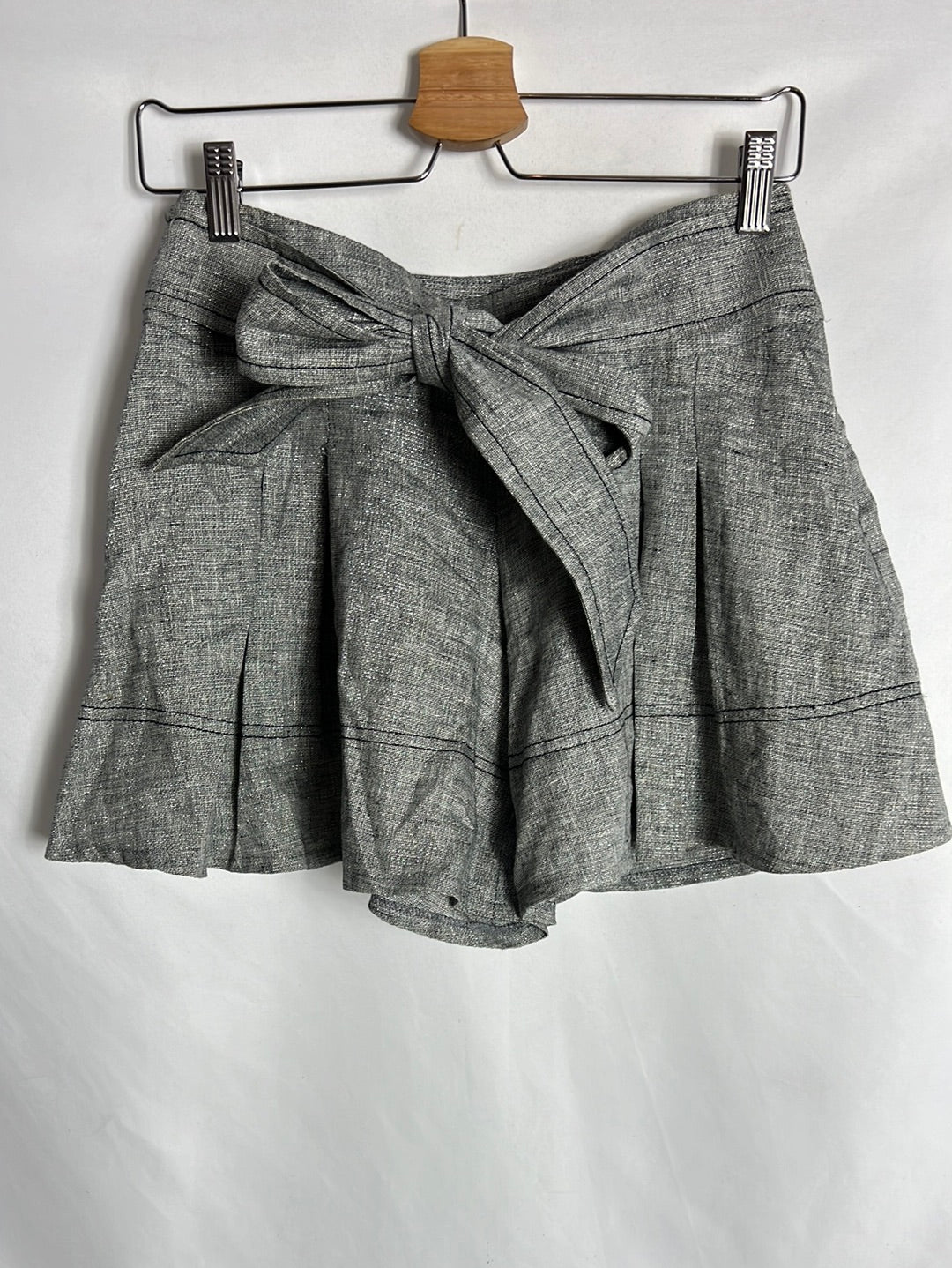 MORGAN. Pantalones cortos efecto falda gris hilos plateados. T 36