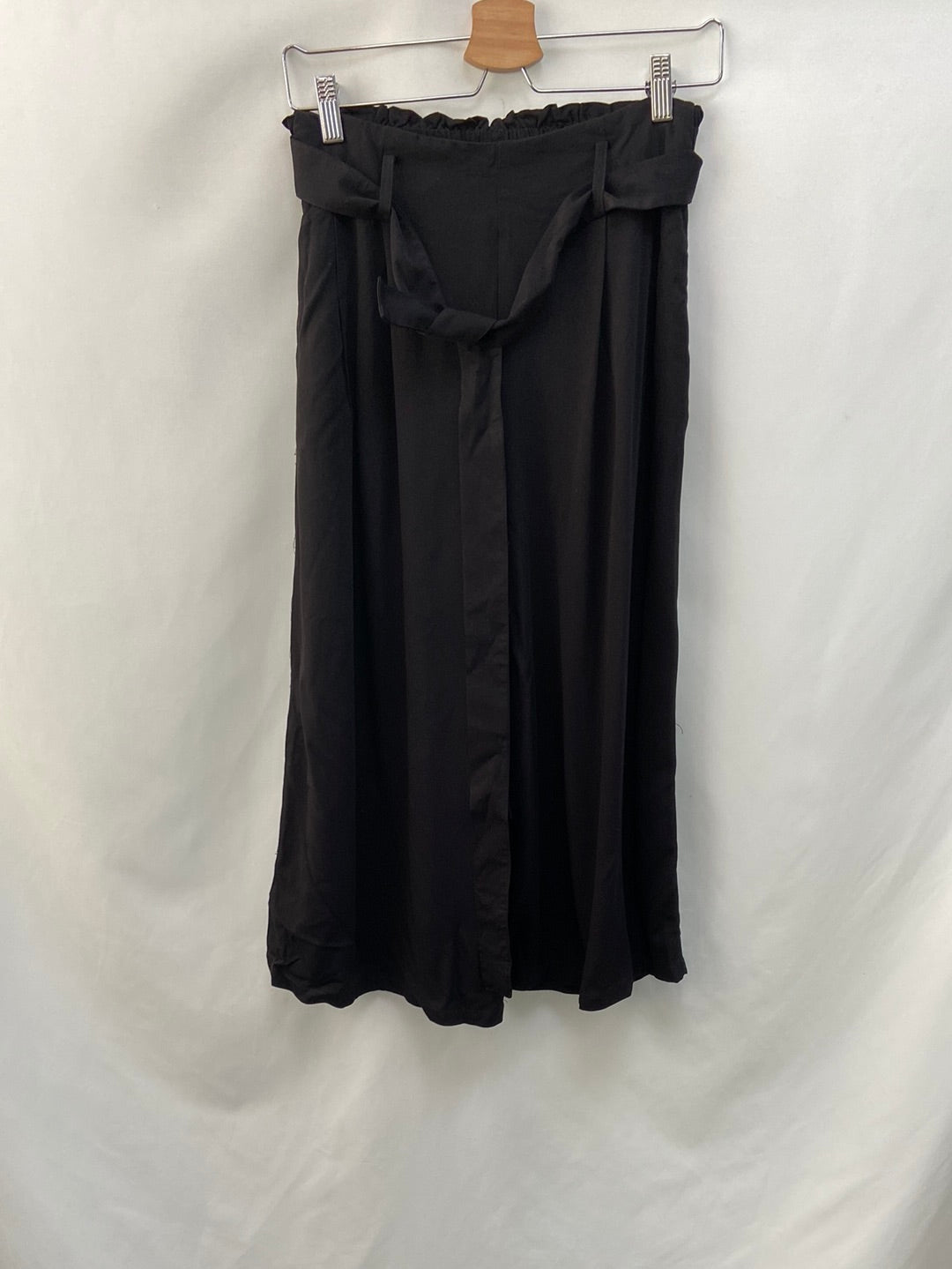 VILA. pantalón negro culotte T.36