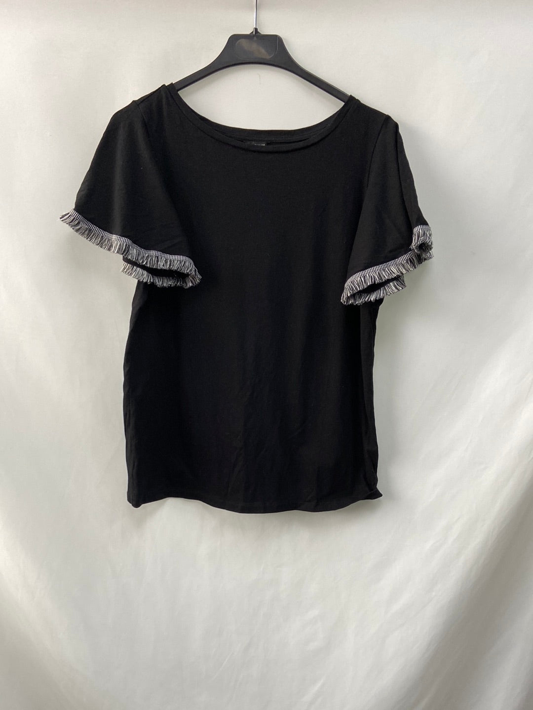 ANN TAYLOR.Camiseta negra flecos T.s