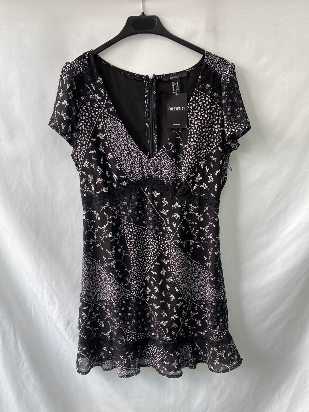 FOREVER21.Vestido negro flores blancas T.M