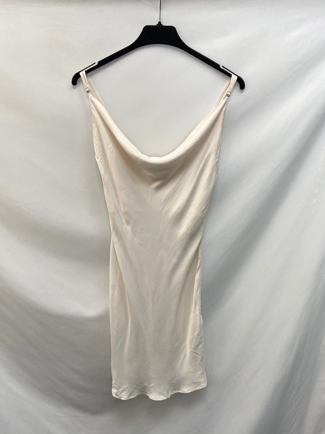 BERSHKA.Vestido blanco satinado T.S