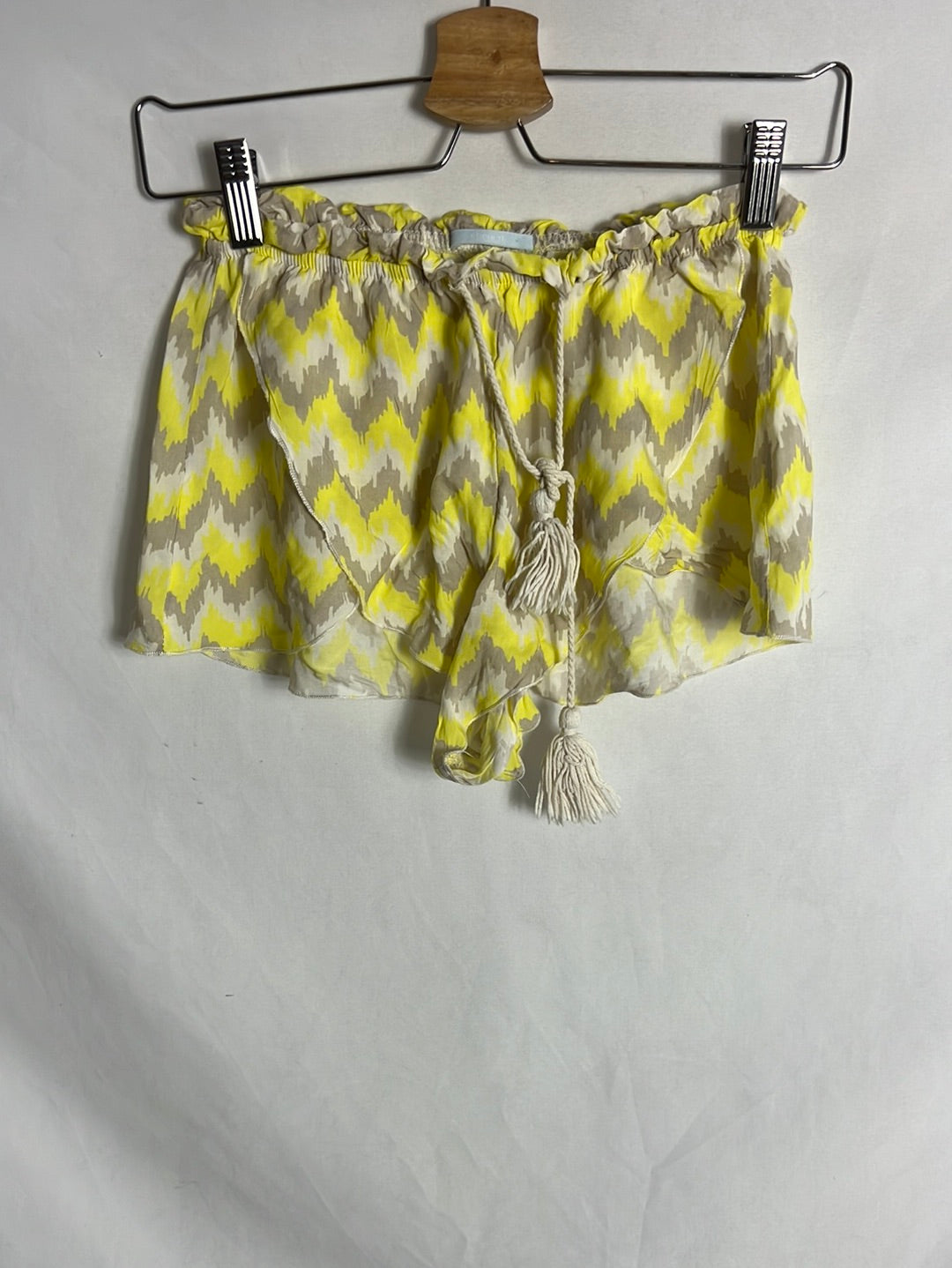 EBERJEY. Shorts fluidos estampados amarillo. T S/M