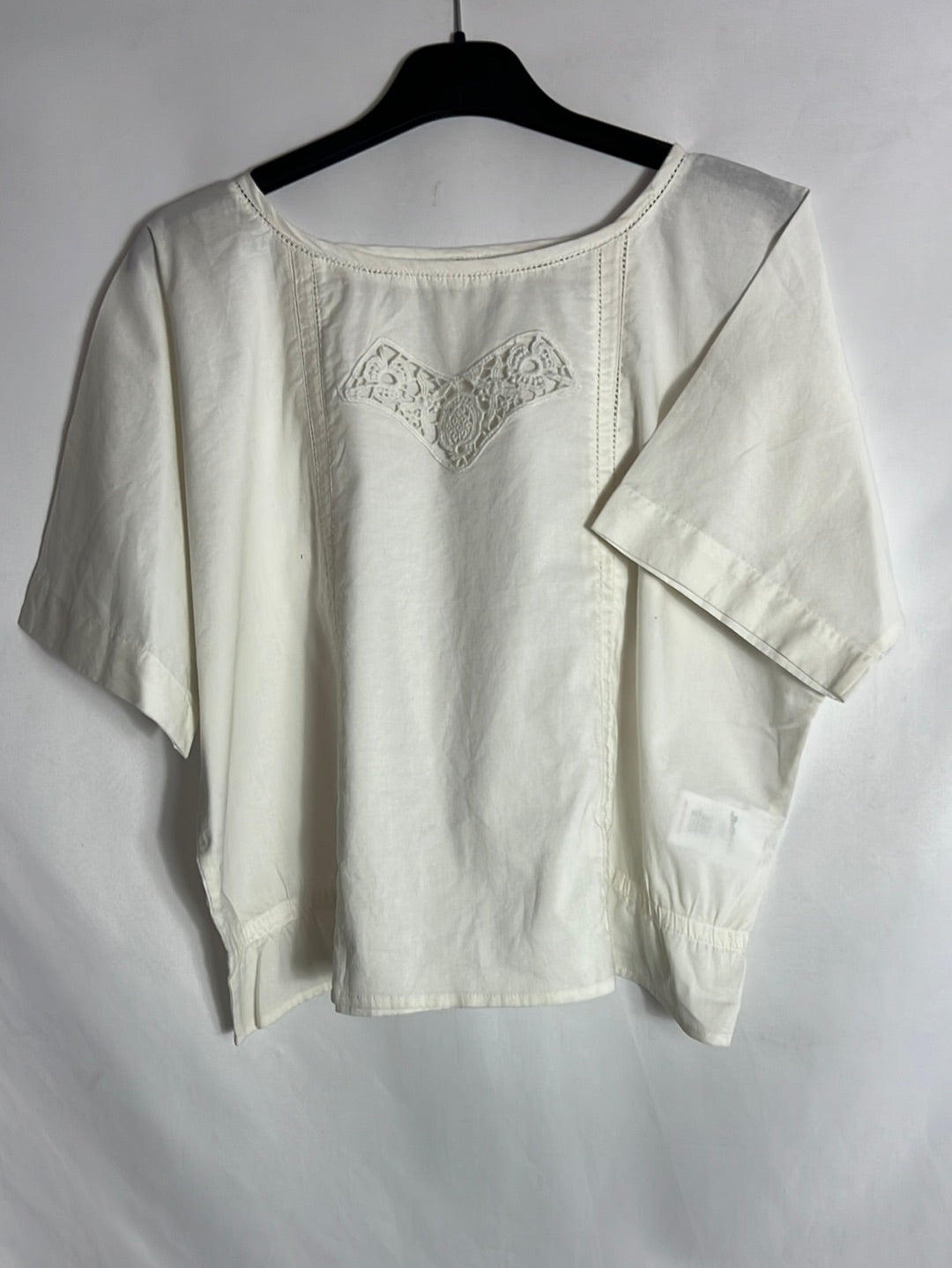 BELLEROSE. Blusa blanca cortita detalle bordado. T 1 (S)