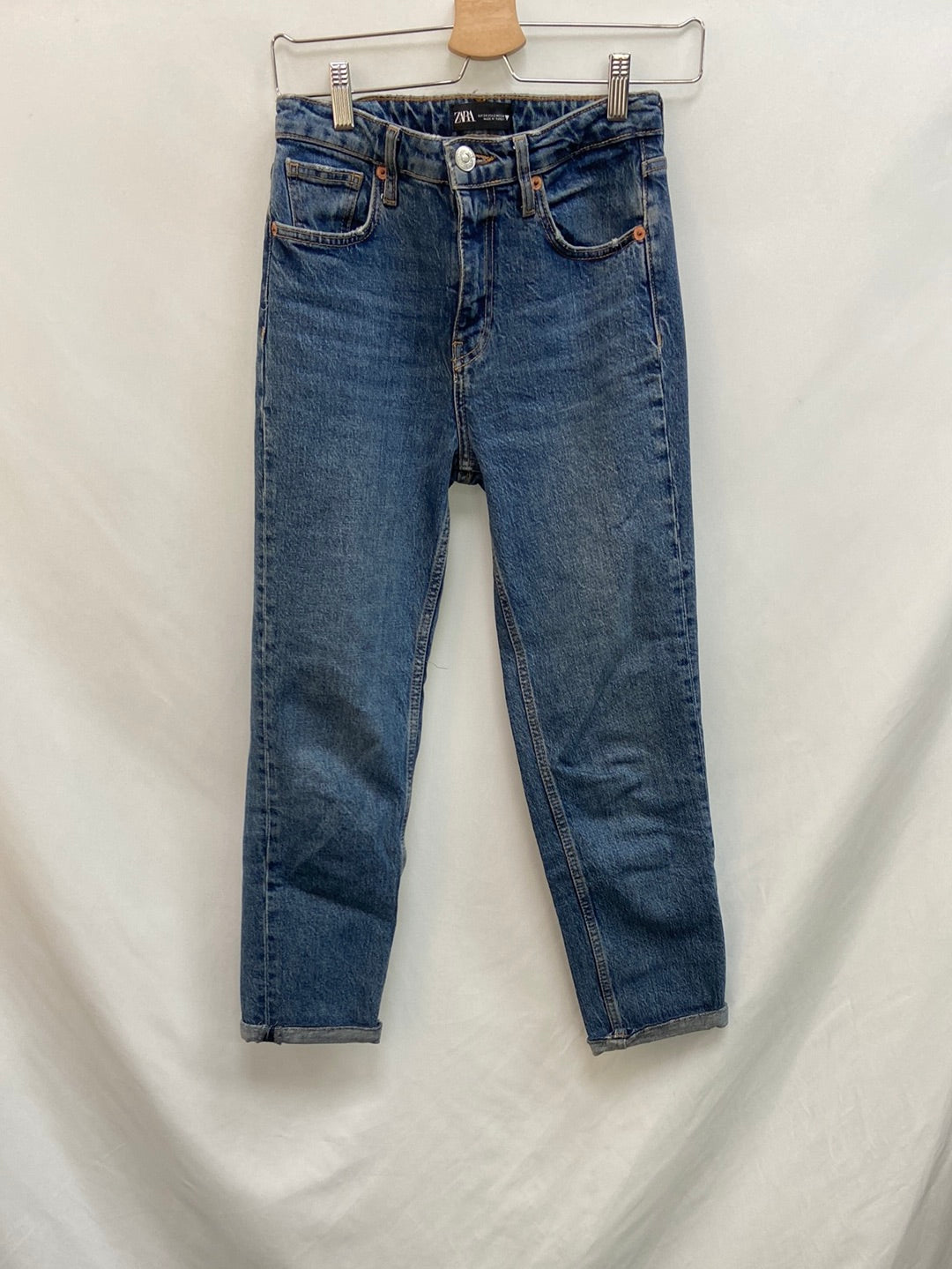 ZARA.Vaqueros clásicos rectos T.34