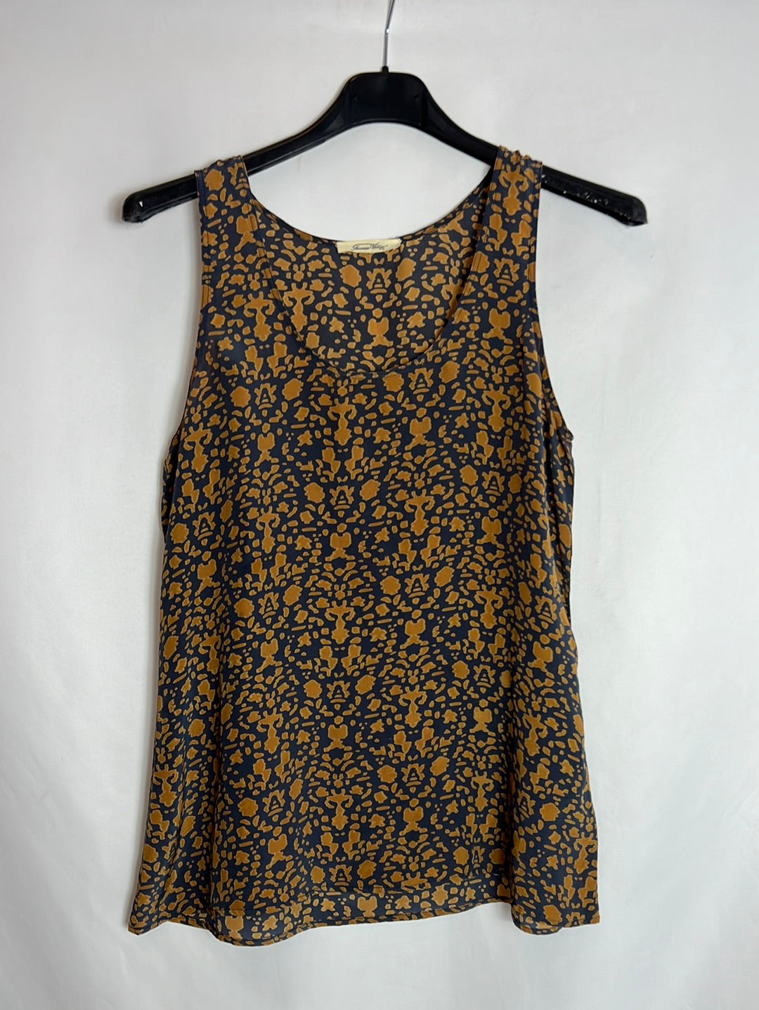 AMERICAN VINTAGE. Top seda azul estampado mostaza. T S