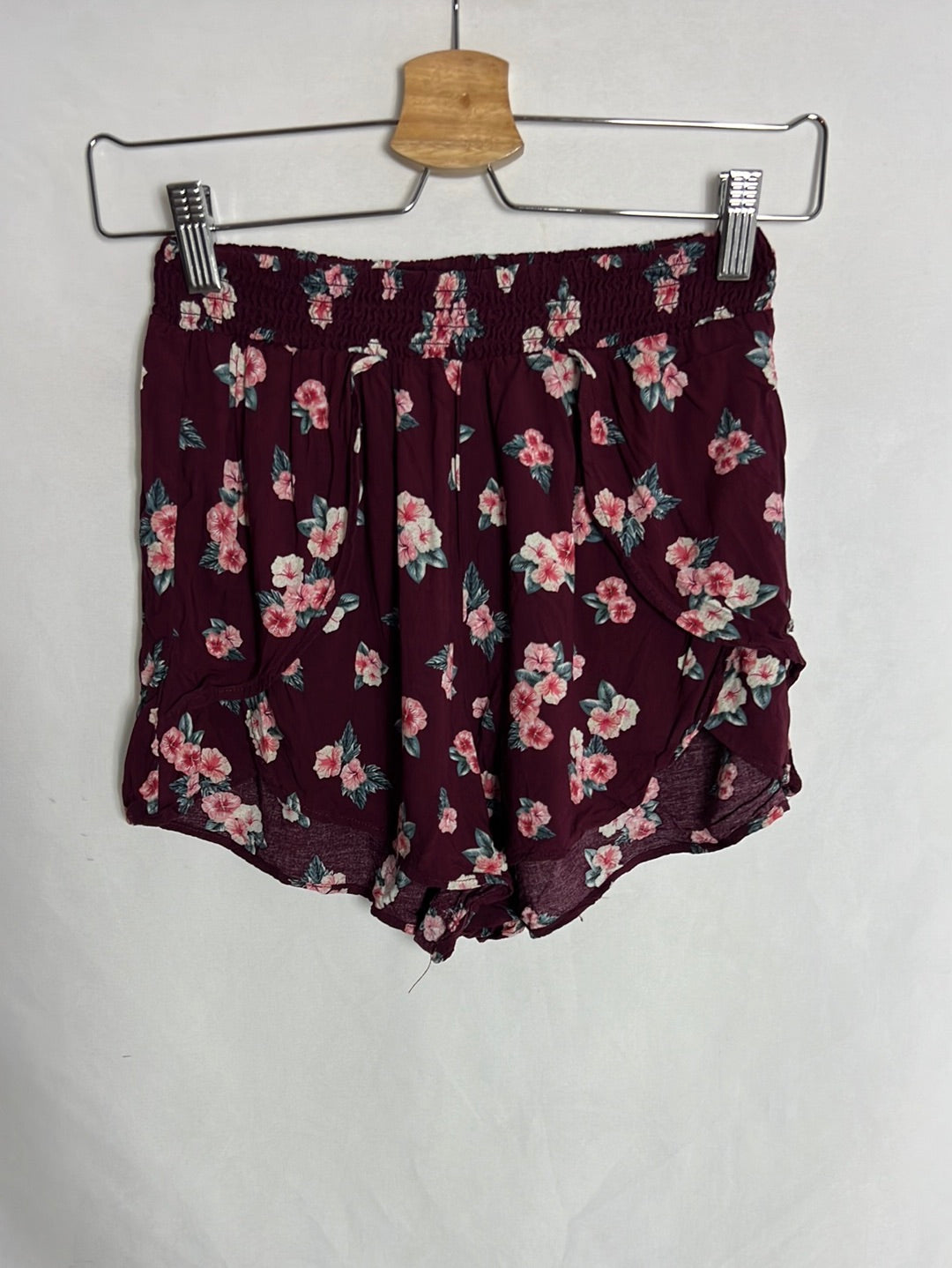 PULL & BEAR. Short fluido apertura laterales T.40