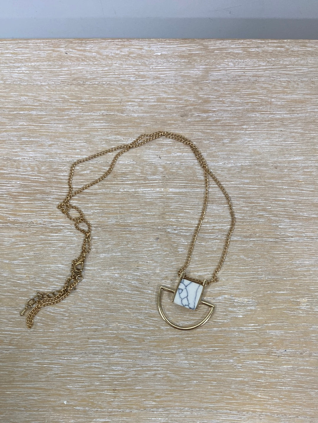 OTRAS. Colgante dorados piedra