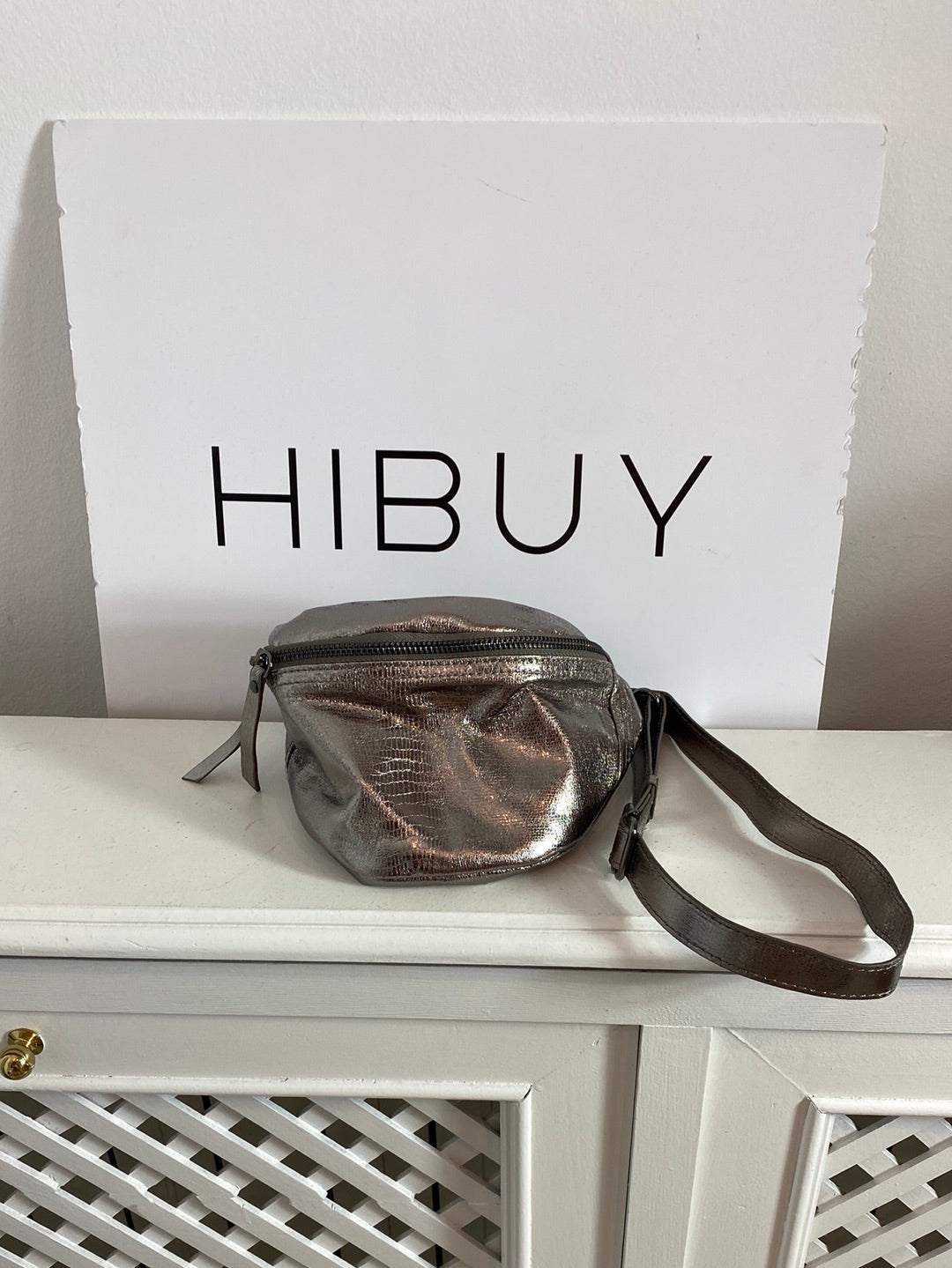 PULL&BEAR. Riñonera metalizada