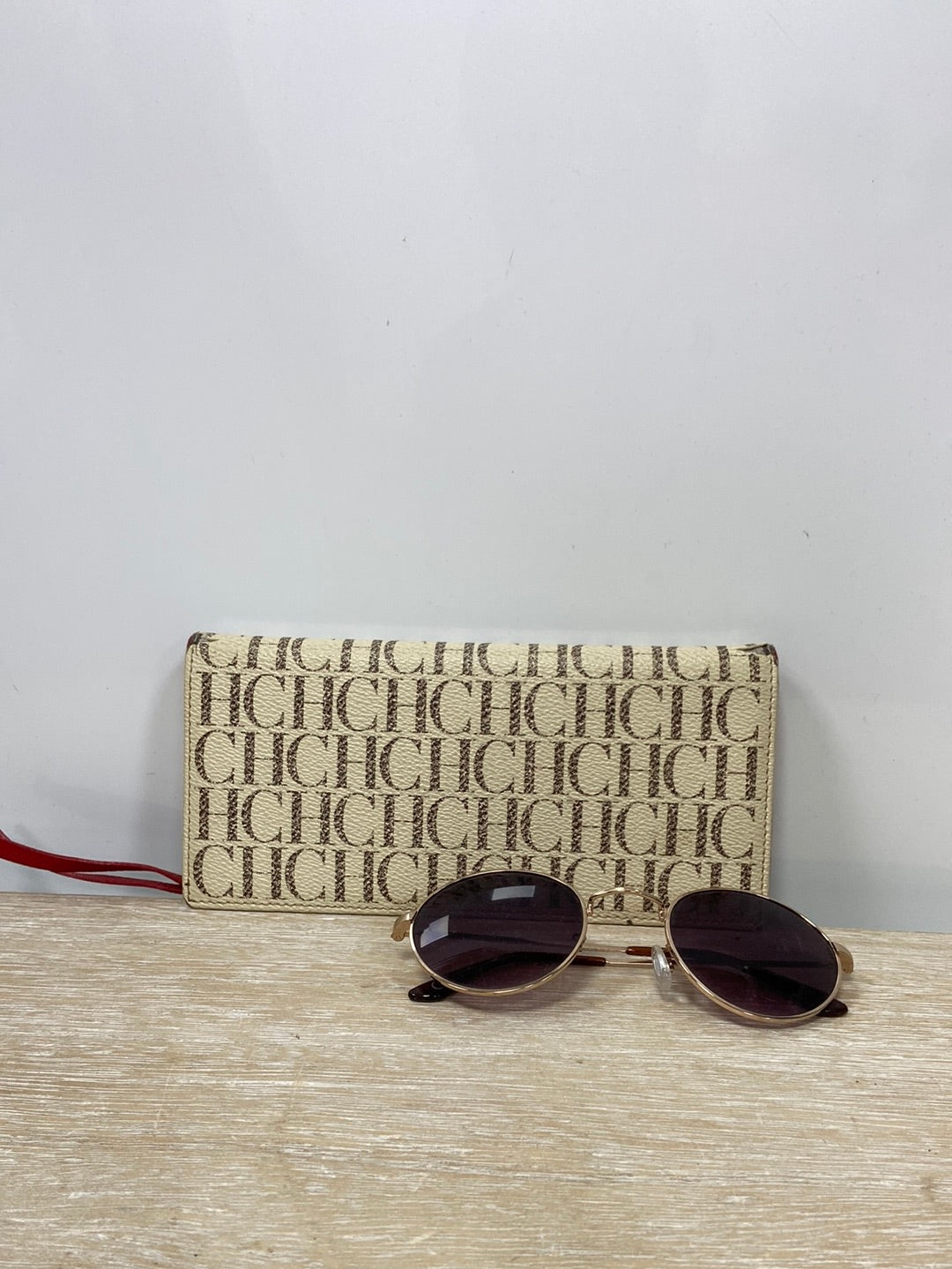 CAROLINA HERRERA. Cartera beige logo