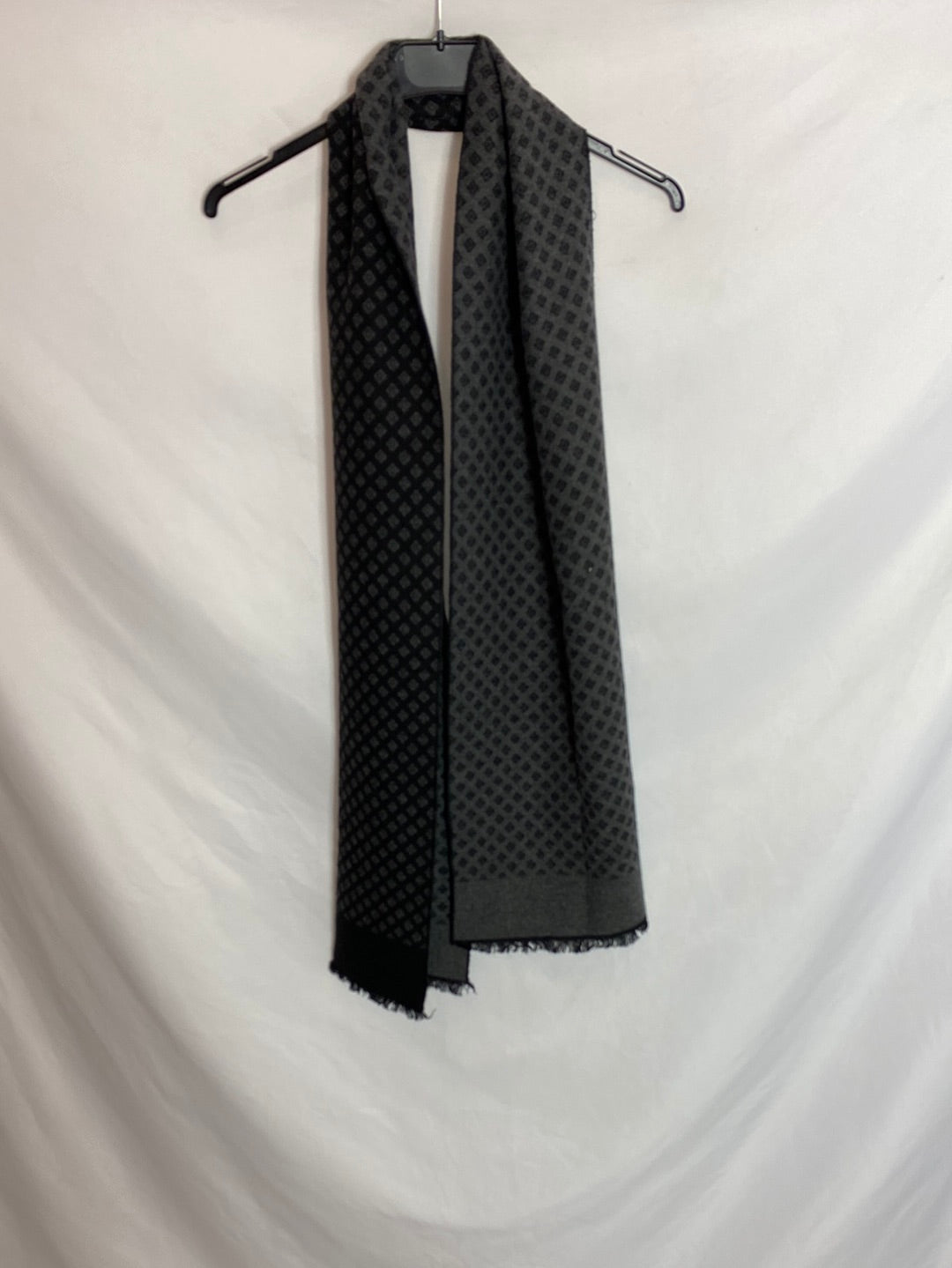 OTRAS. Fular negro estampado. TU