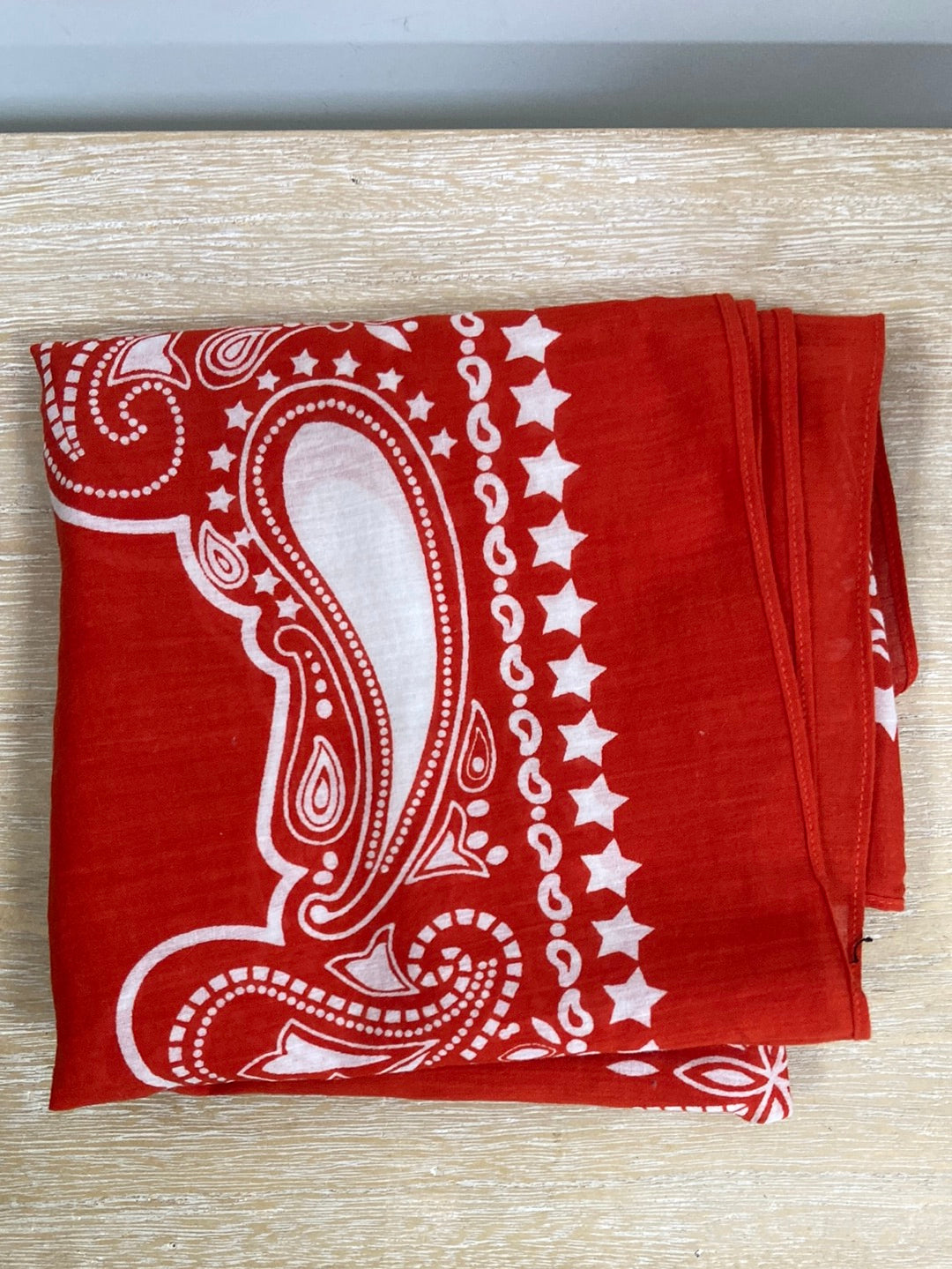 FRAAS.Pañuelo rojo cuadrado amebas