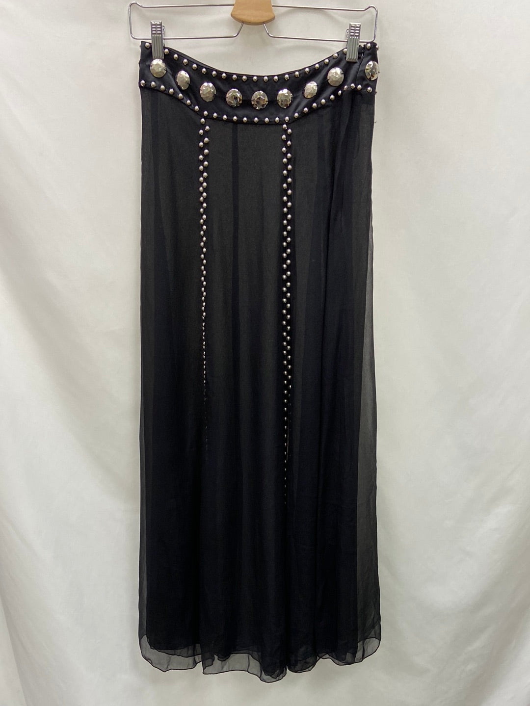 POPCORN. Falda larga negra tachuelas T.u(34/36)