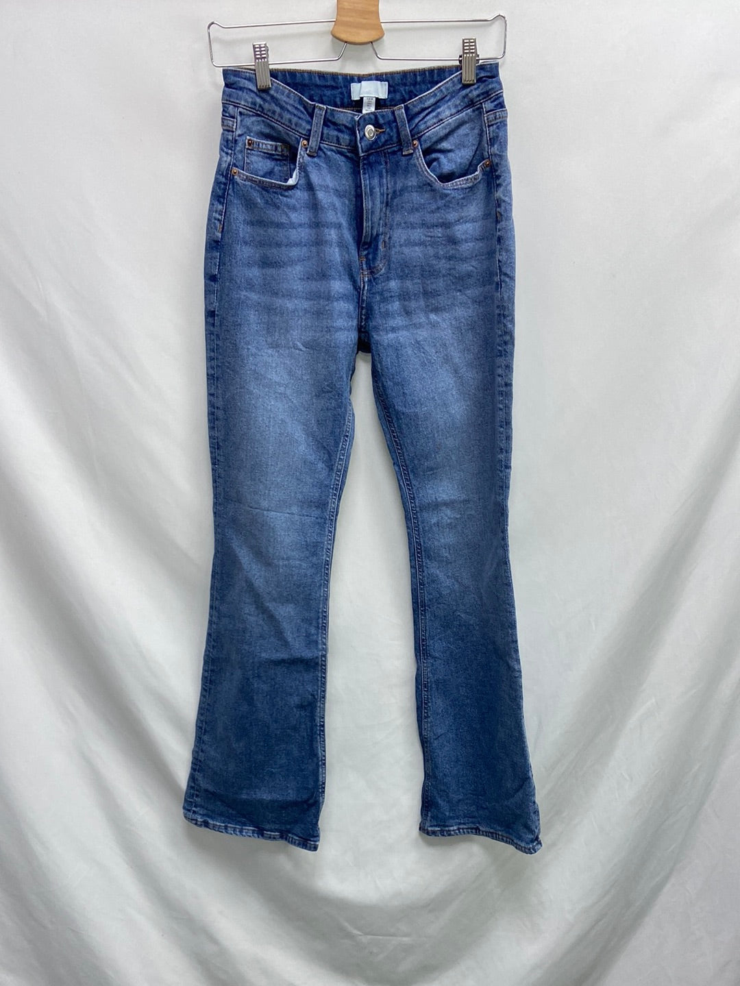 H&M.Pantalones denim acampanados T.38 (Tara)