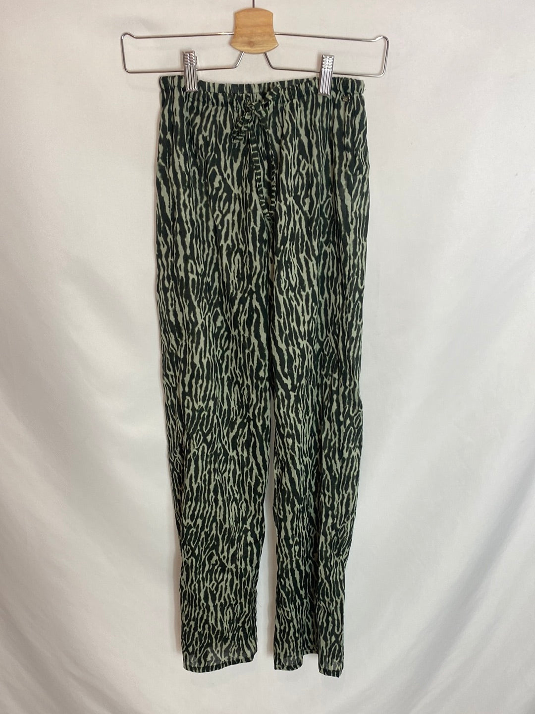 Pull&Bear. Pantalones estampados. T.XS