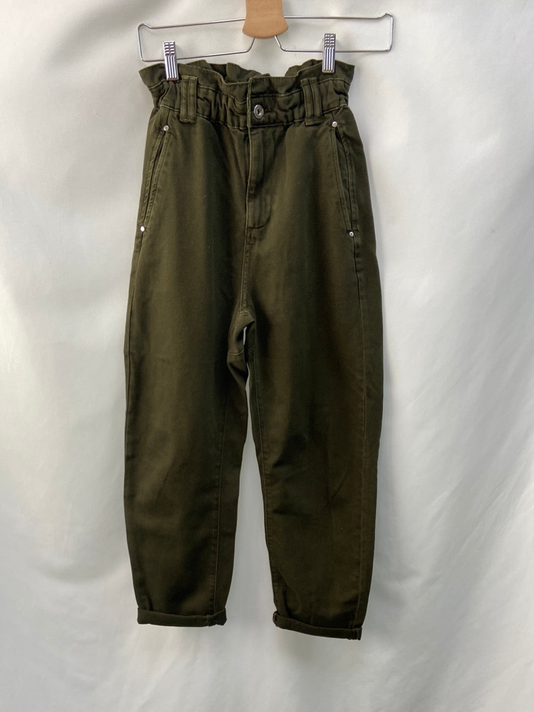 ZARA. Pantalones verdes paper back T.34
