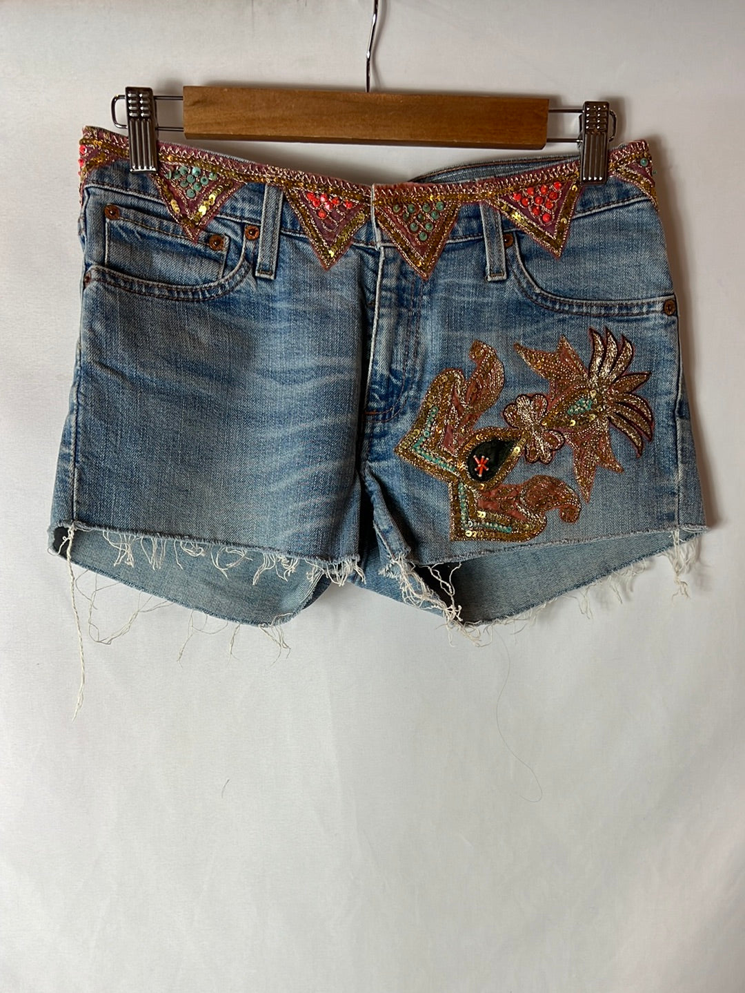 LEVI´S. Shorts vaqueros con abalorios. T.29 (M)