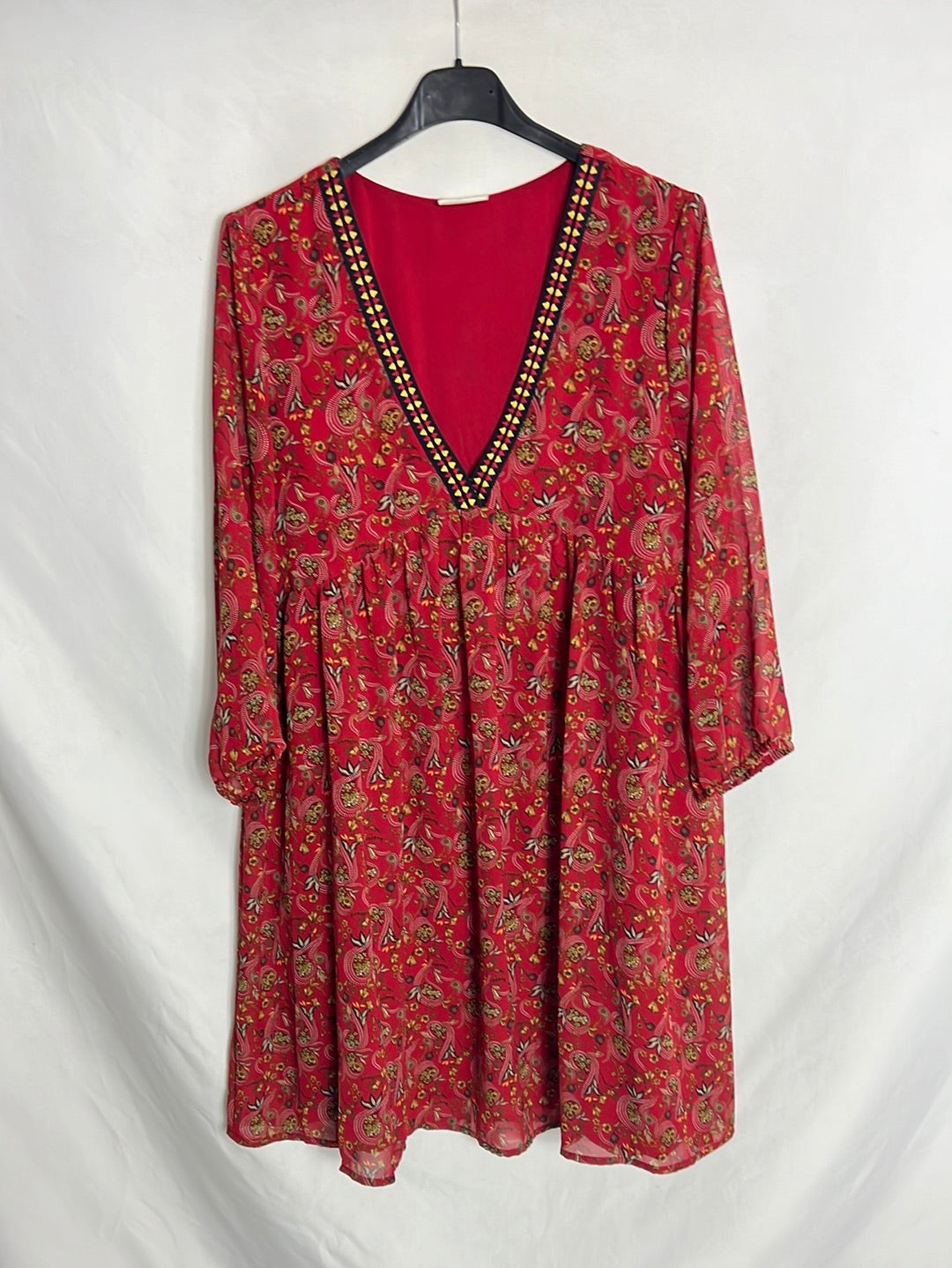 VILA. Vestido corto burdeos estampado. T 36