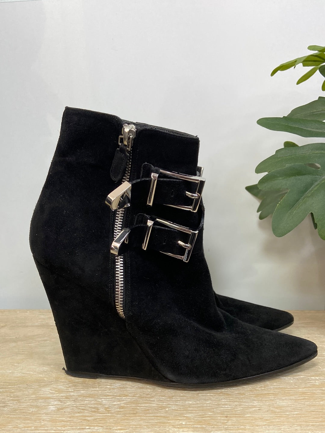 BARBARA BUI. Botines negros cuña T.39