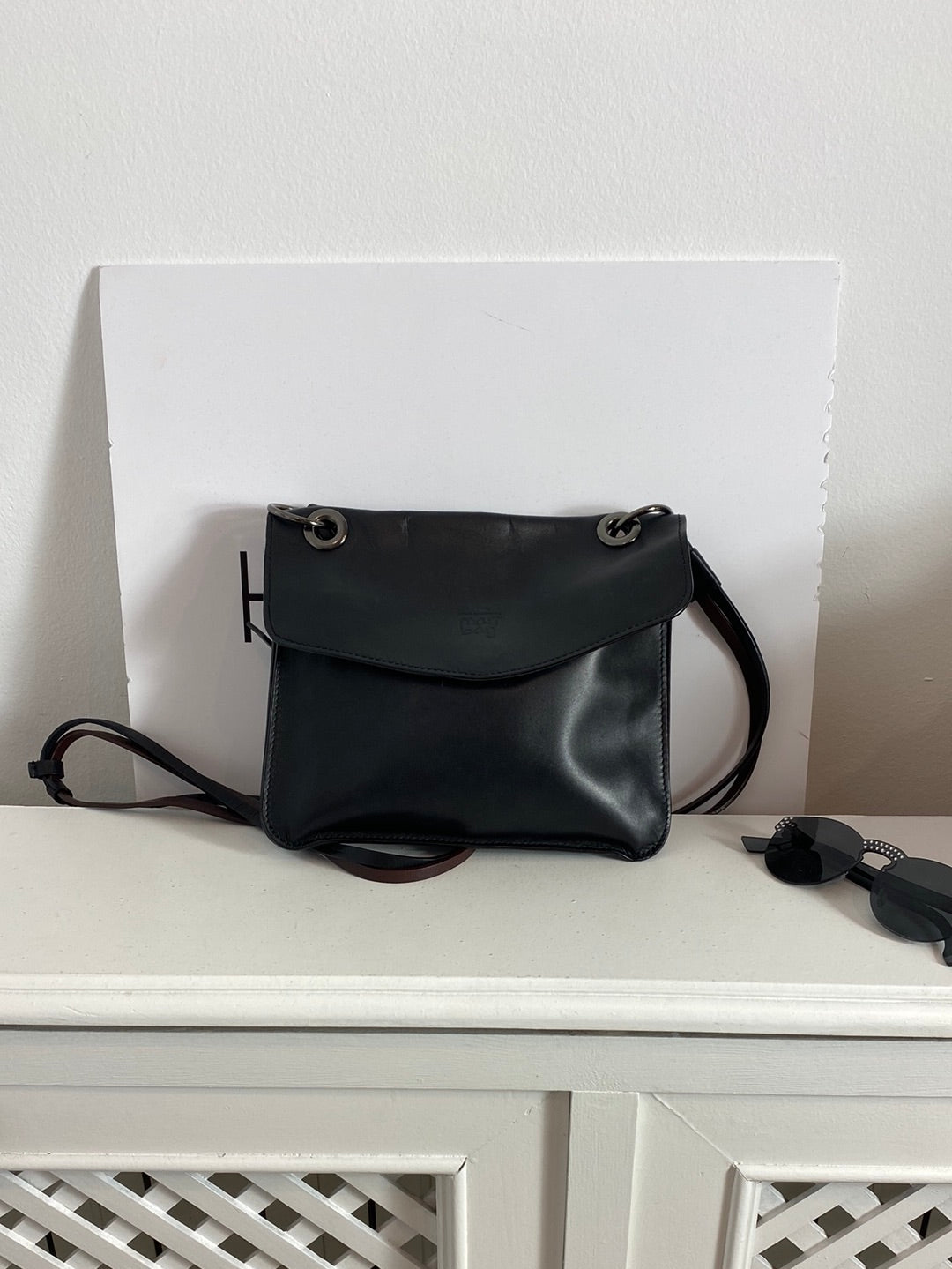 OTRAS. Bandolera negro piel