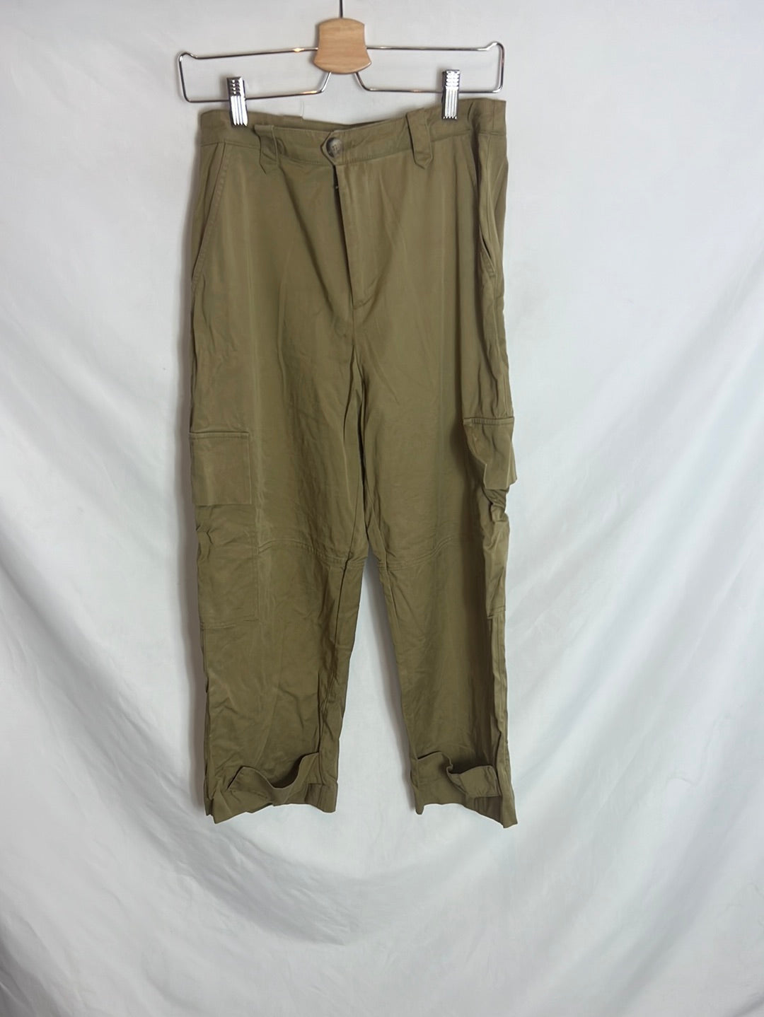 MANGO. Pantalones cargo. T.38