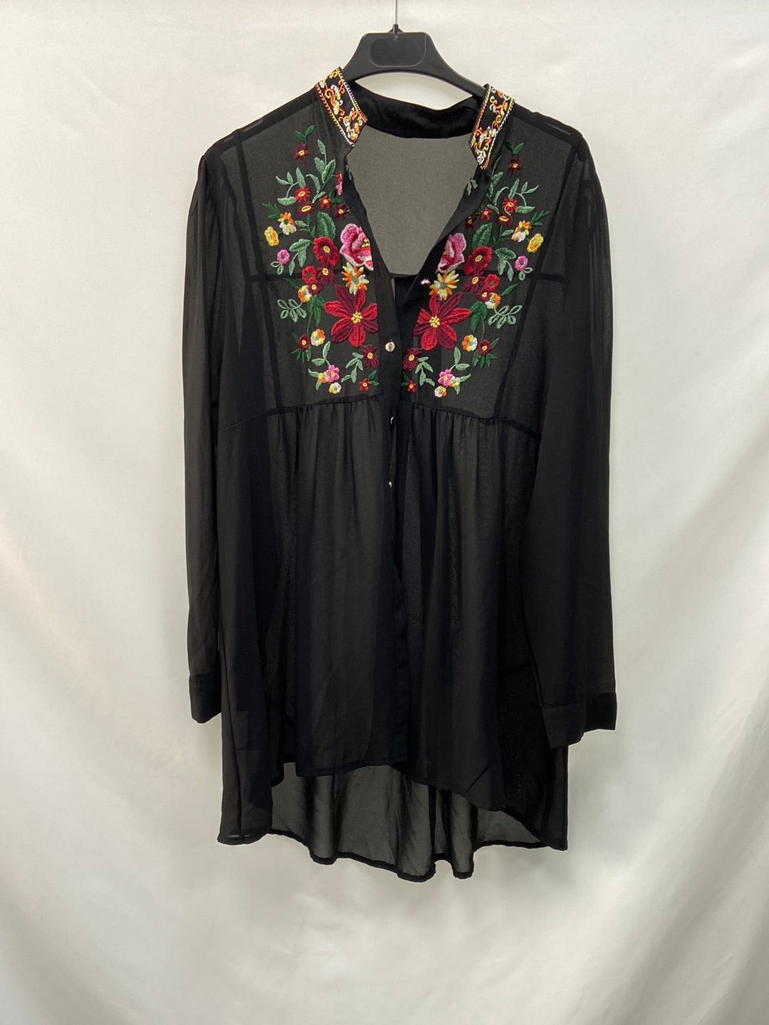 OTRAS.Blusa larga negra bordada TU (M/L)