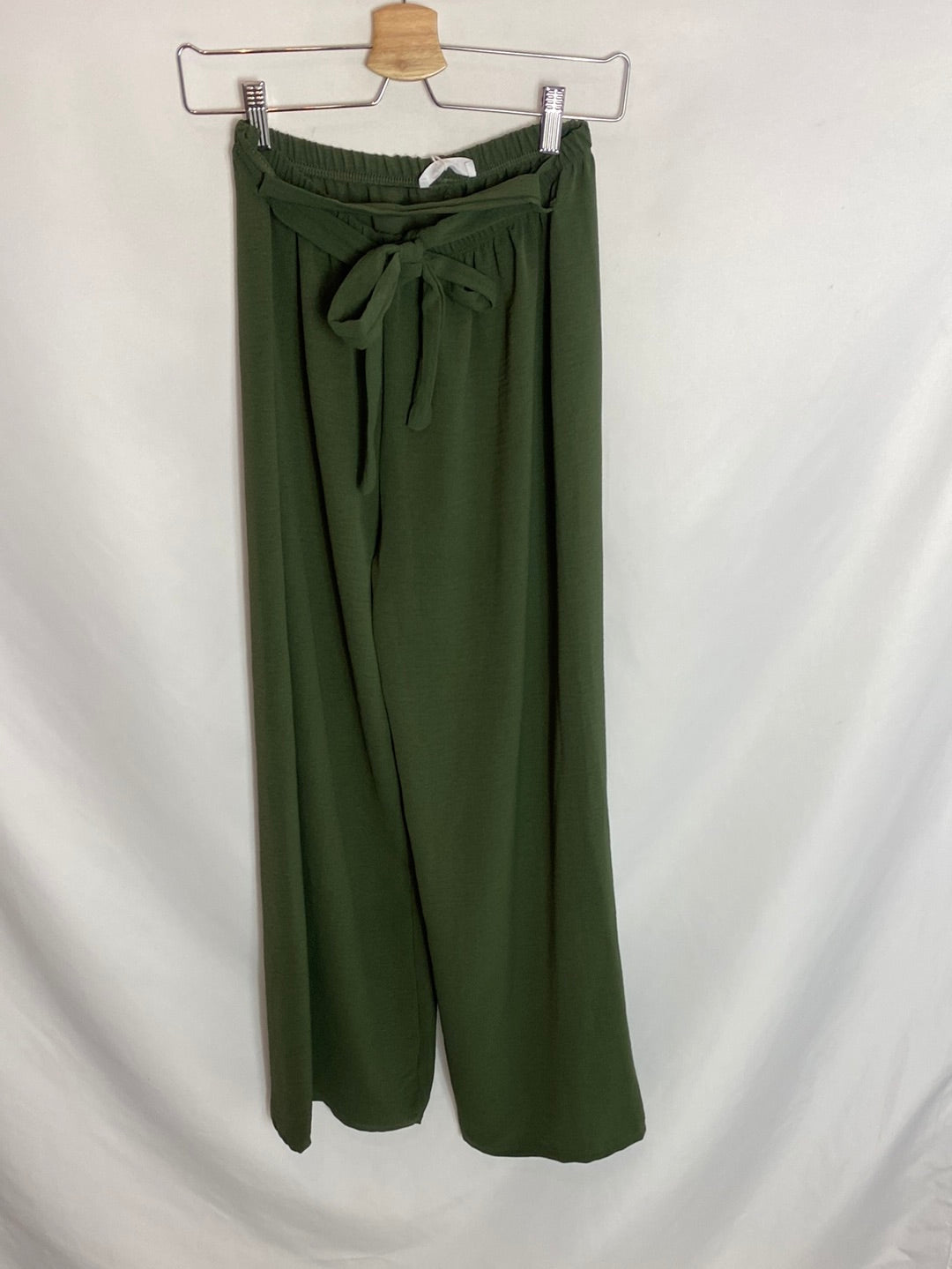 ALGO BONITO. Pantalón verde con lazo. T.u