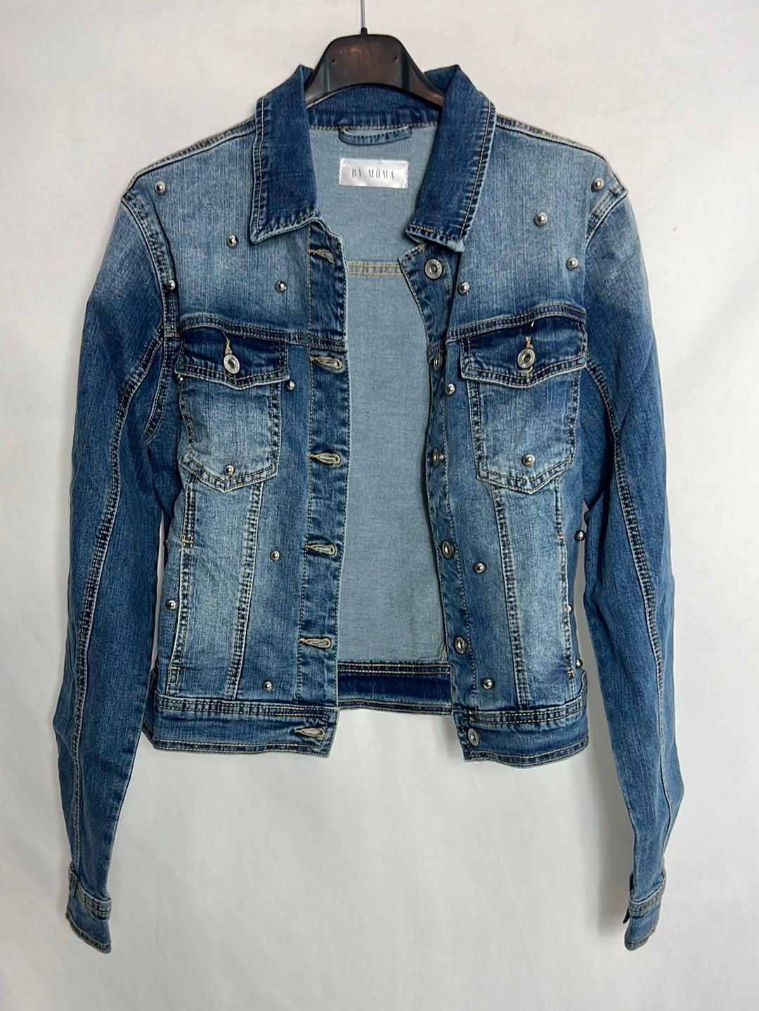BY MÖMA. Chaqueta denim bolas plateadas. T M