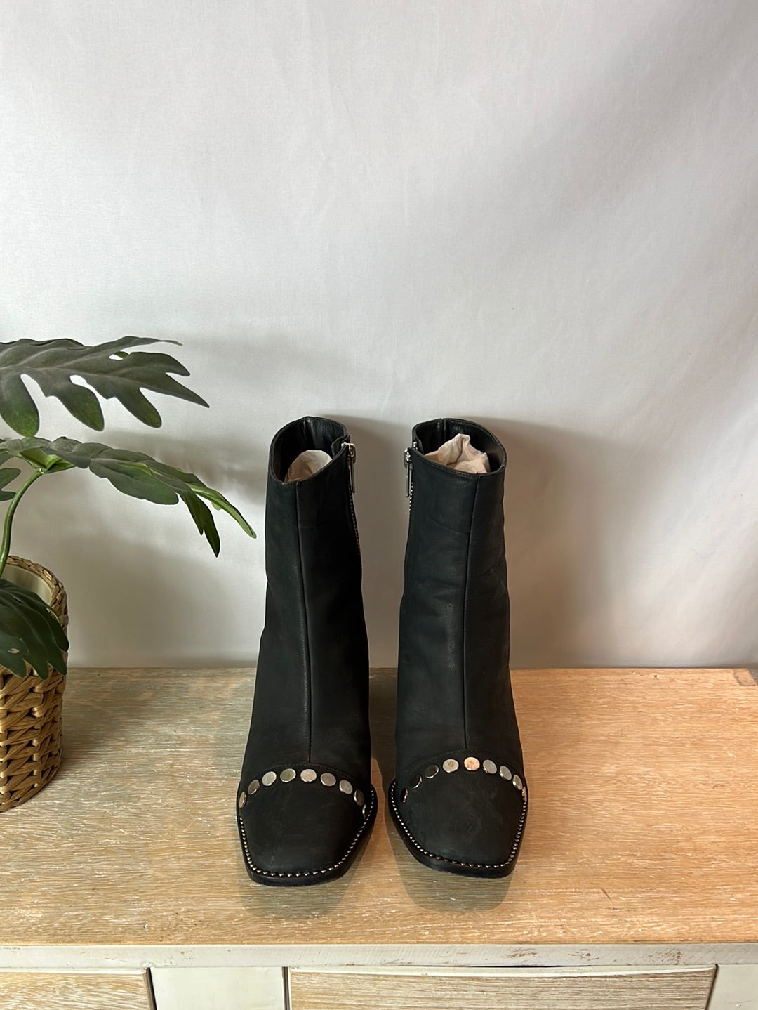 MICUIR. botas negras tachuelas T.39