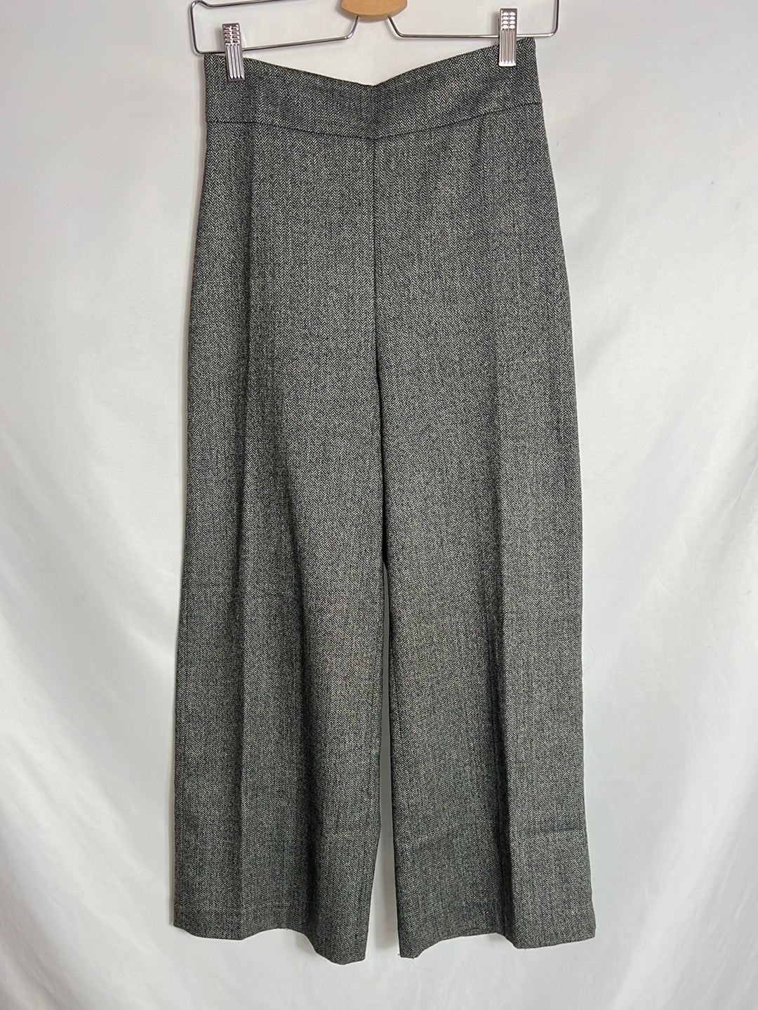 ZARA. Pantalón pata ancha espiga gris. T XS