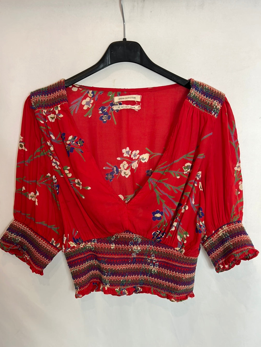 URBAN OUTFITTERS. Top rojo flores fruncidos. T S