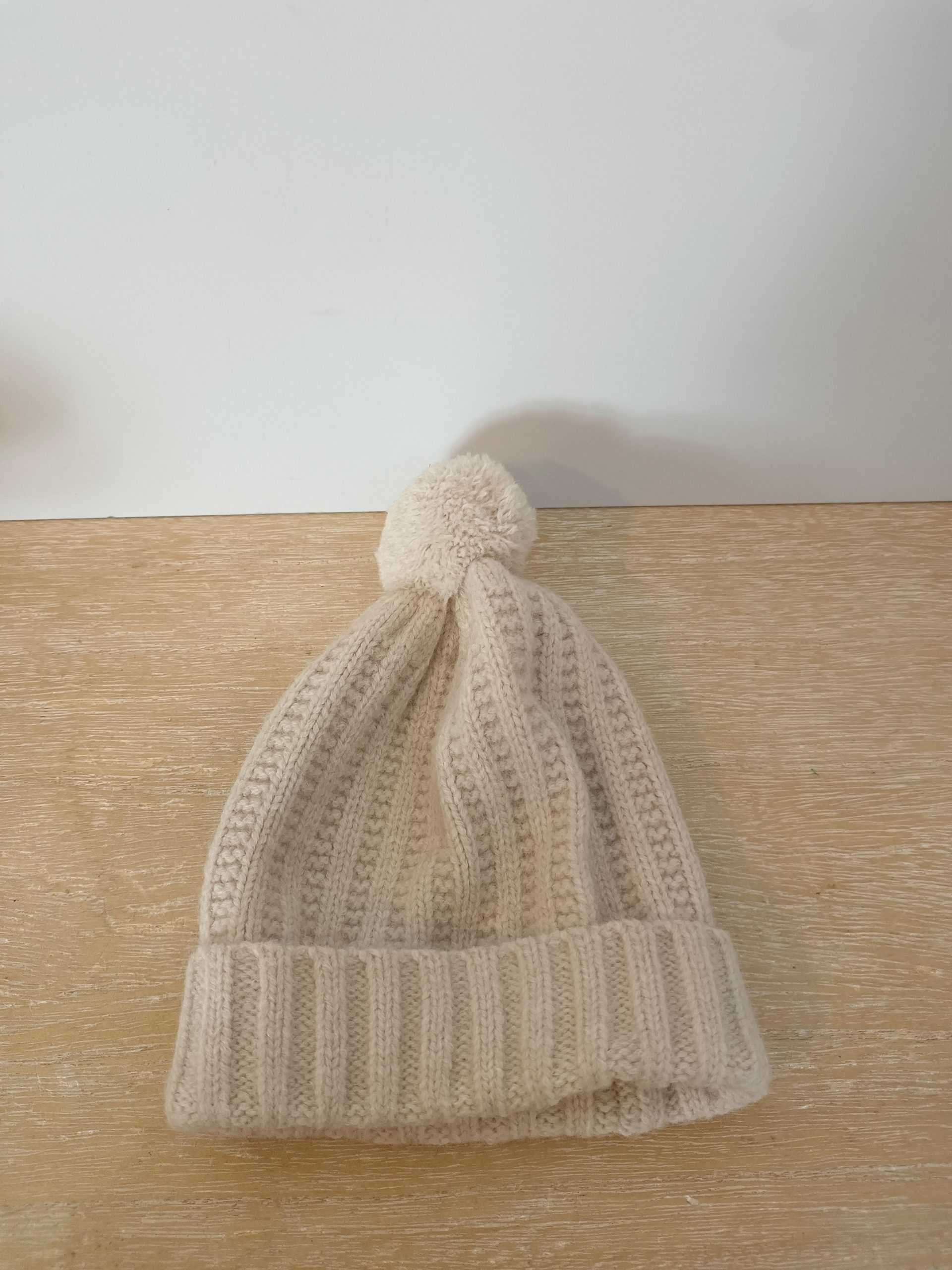 GOCCO. Gorro beige pompón