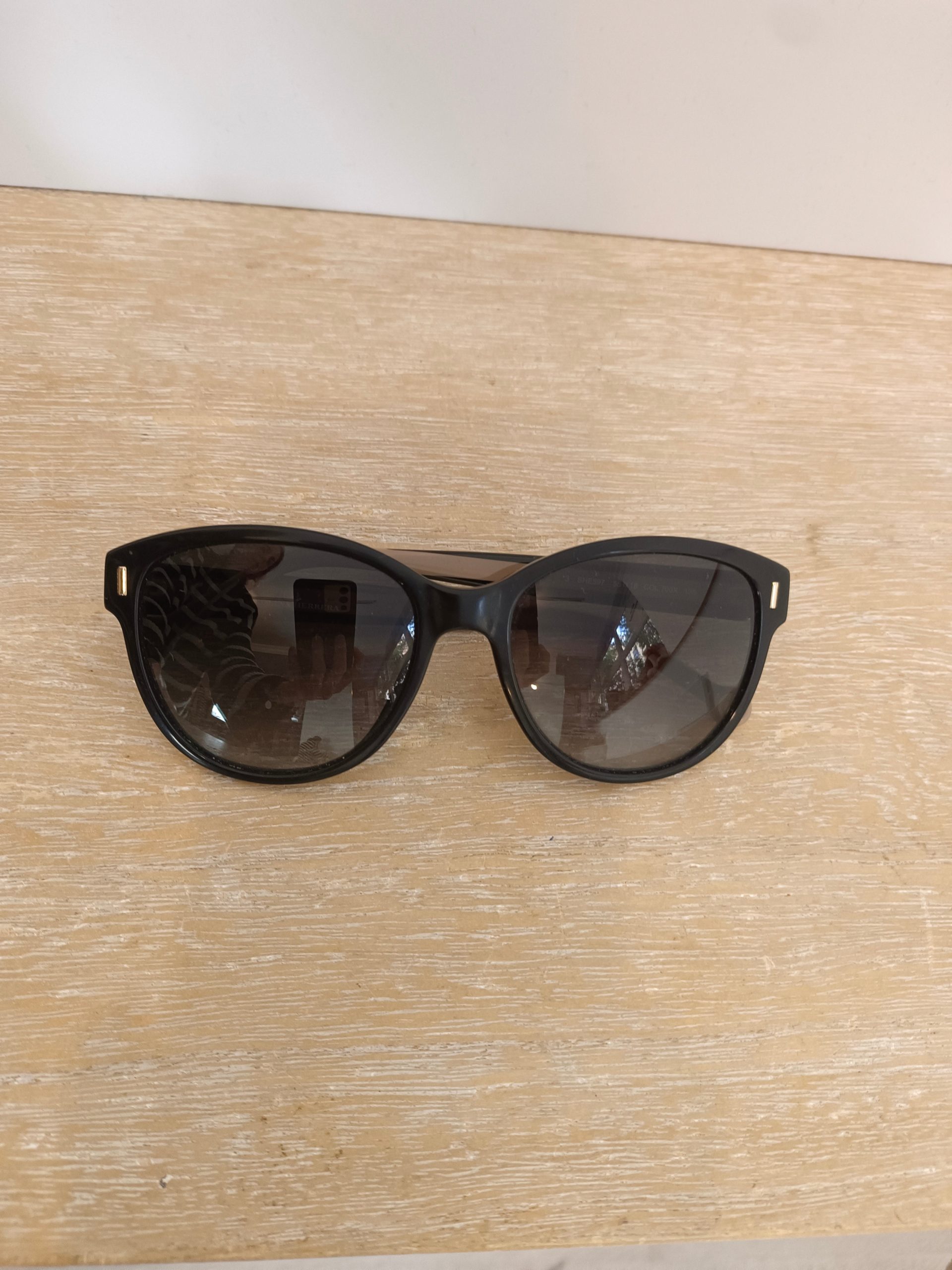 CAROLINA HERRERA. Gafas de sol detalle logo patillas