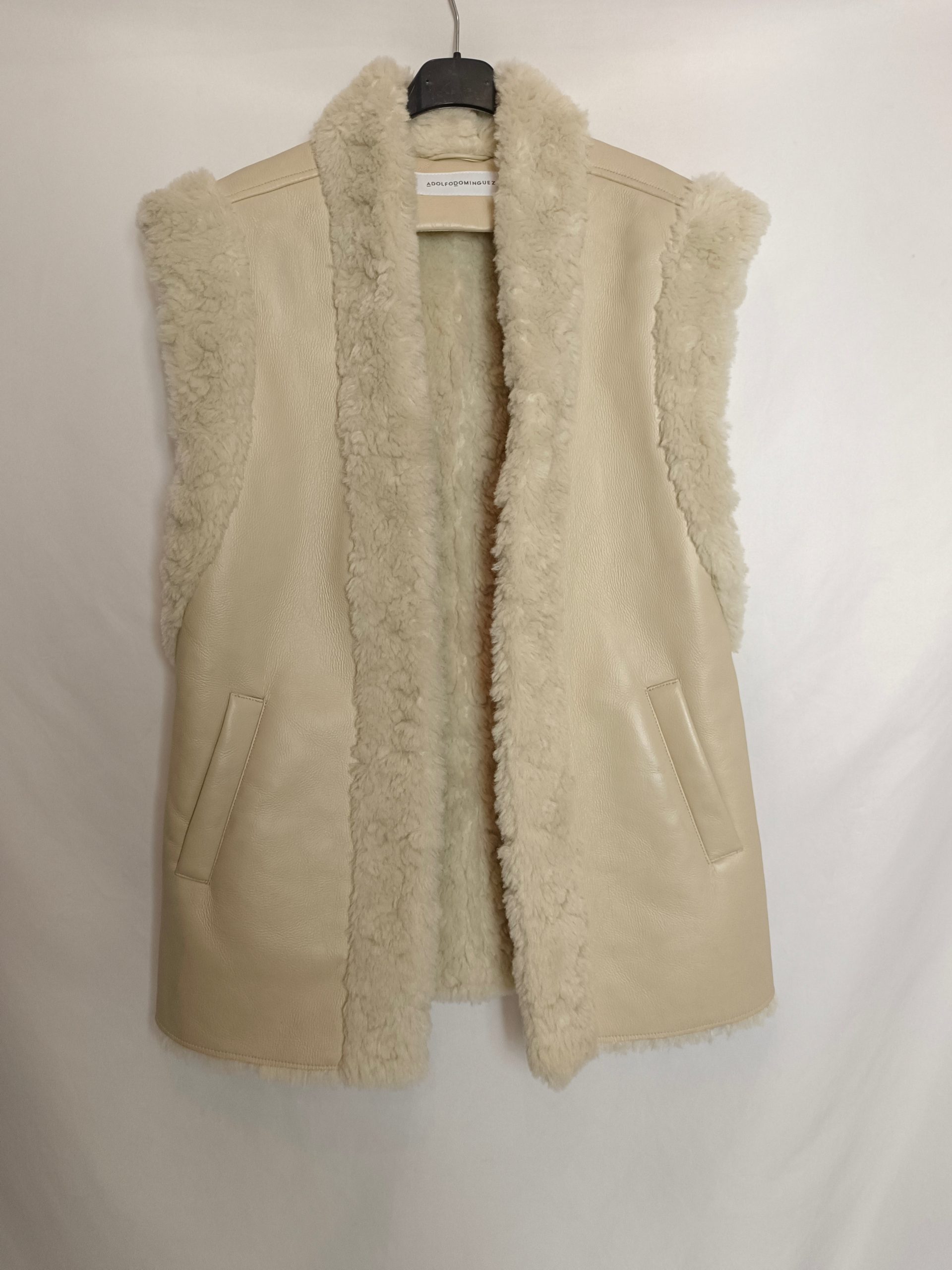 ADOLFO DOMINGUEZ. Chaleco beige borrego T.s