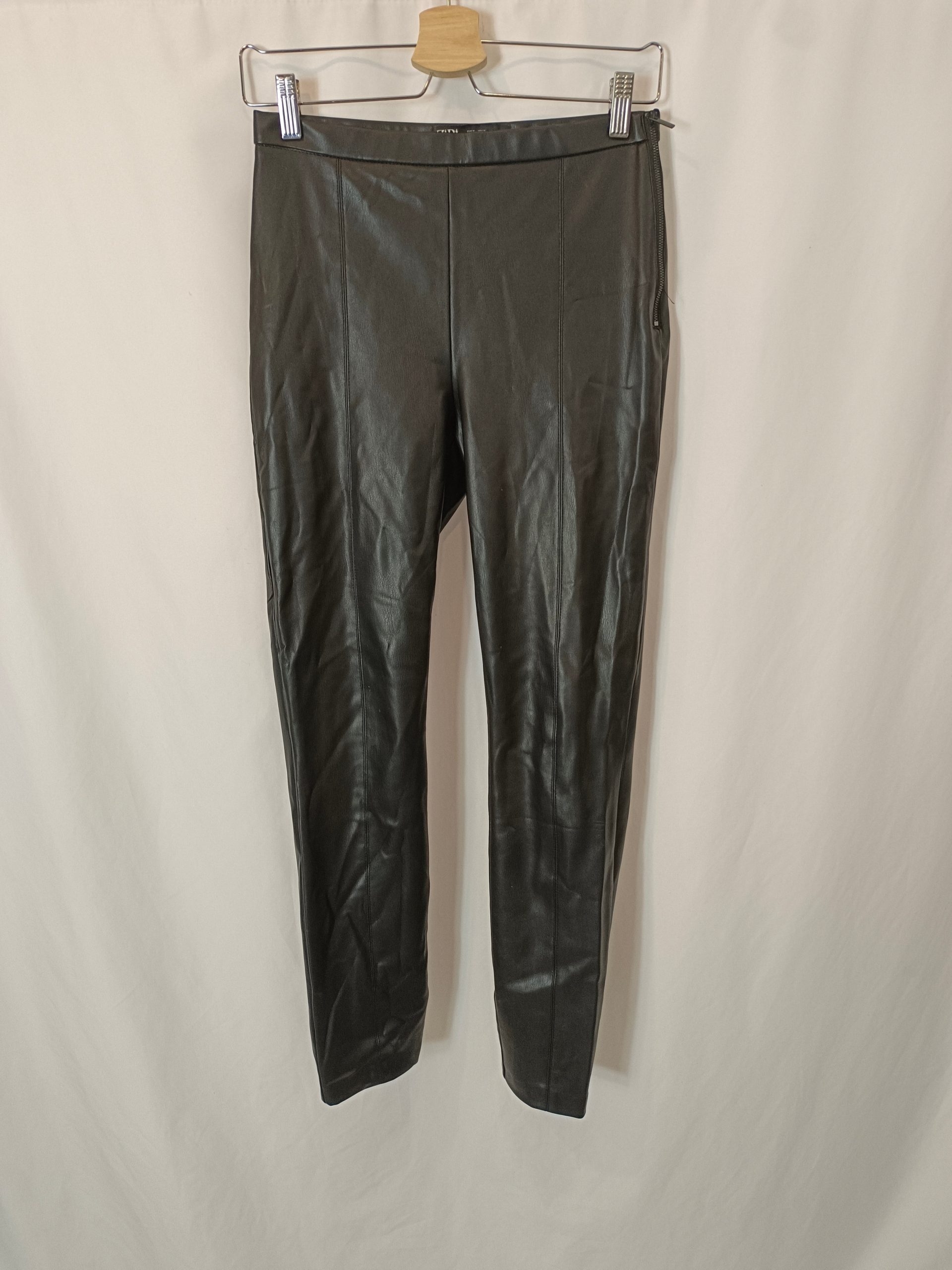 ZARA. Pantalón efecto piel negro T.s