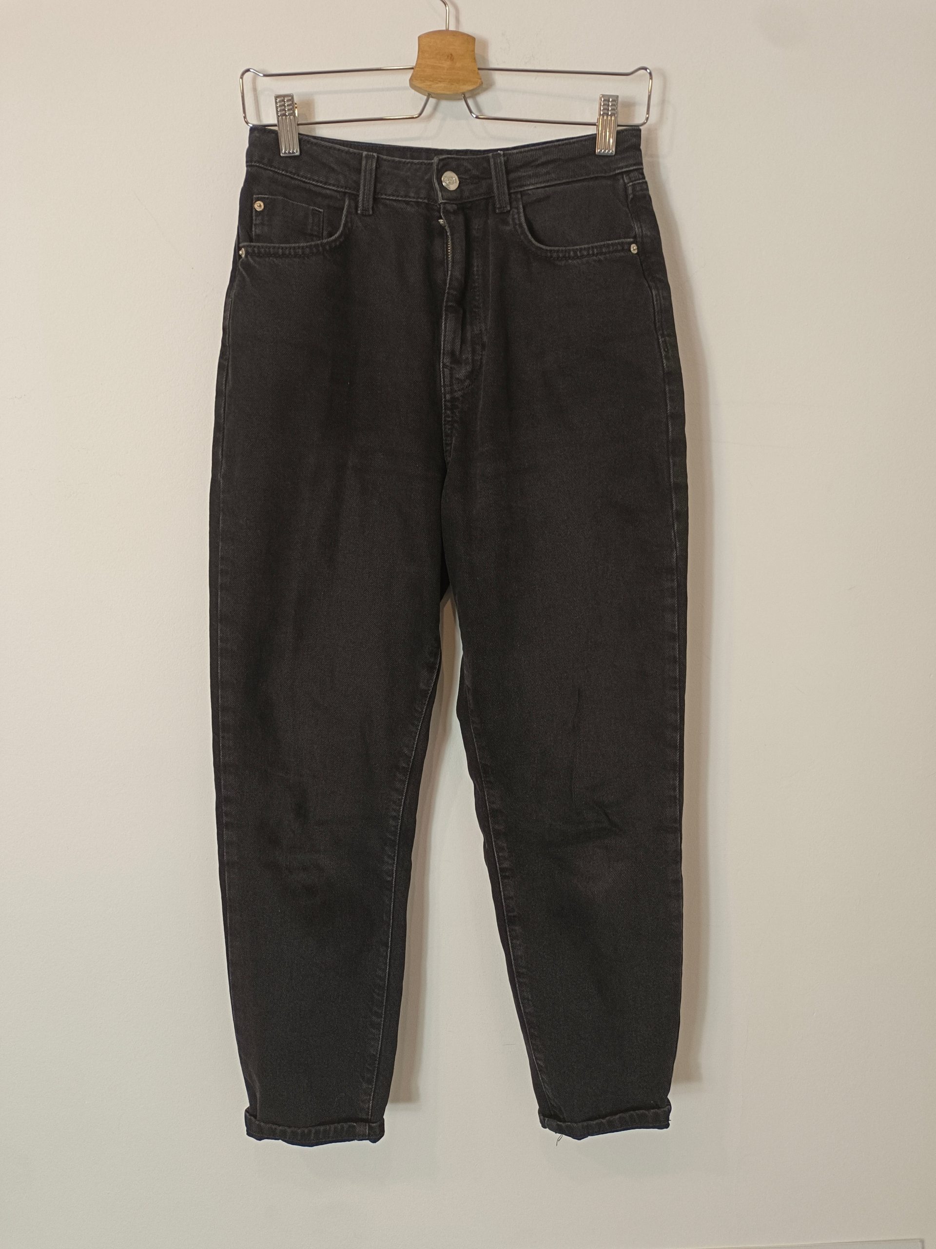 ZARA. Pantalón negro monfit T.36