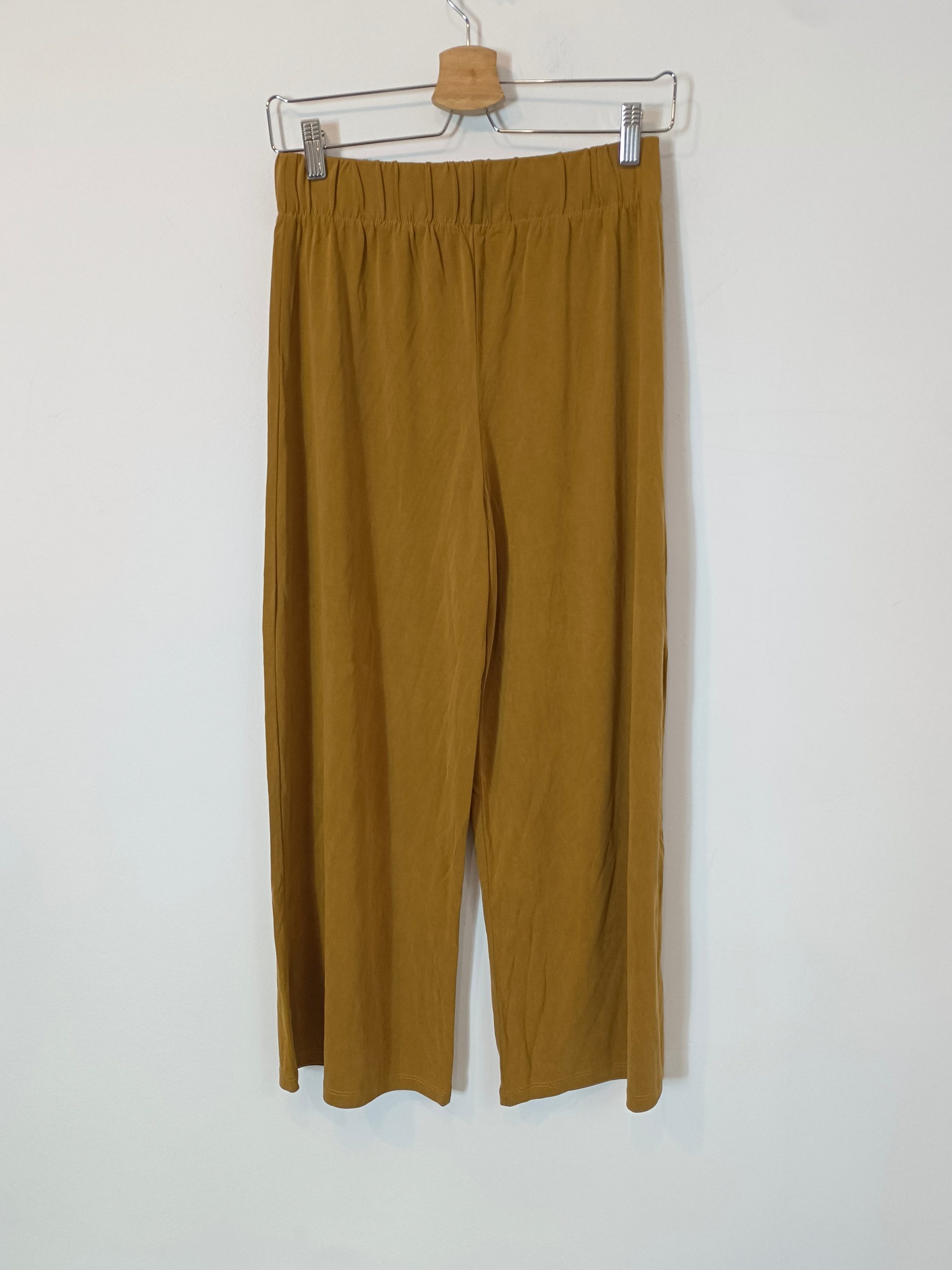 MANGO. Pantalón fluido mostaza T.s