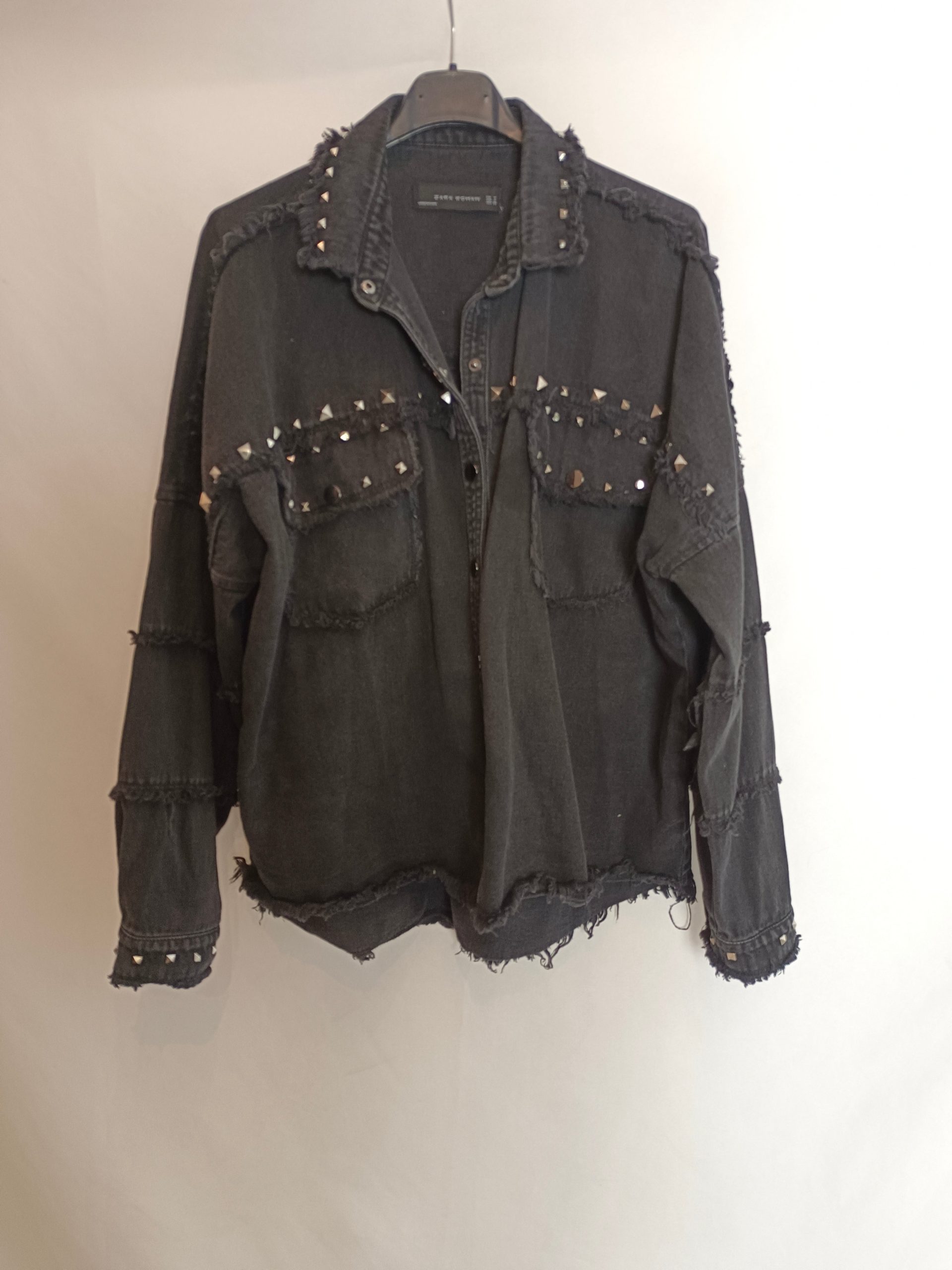 ZARA. Chaqueta negra tachuelas T.m