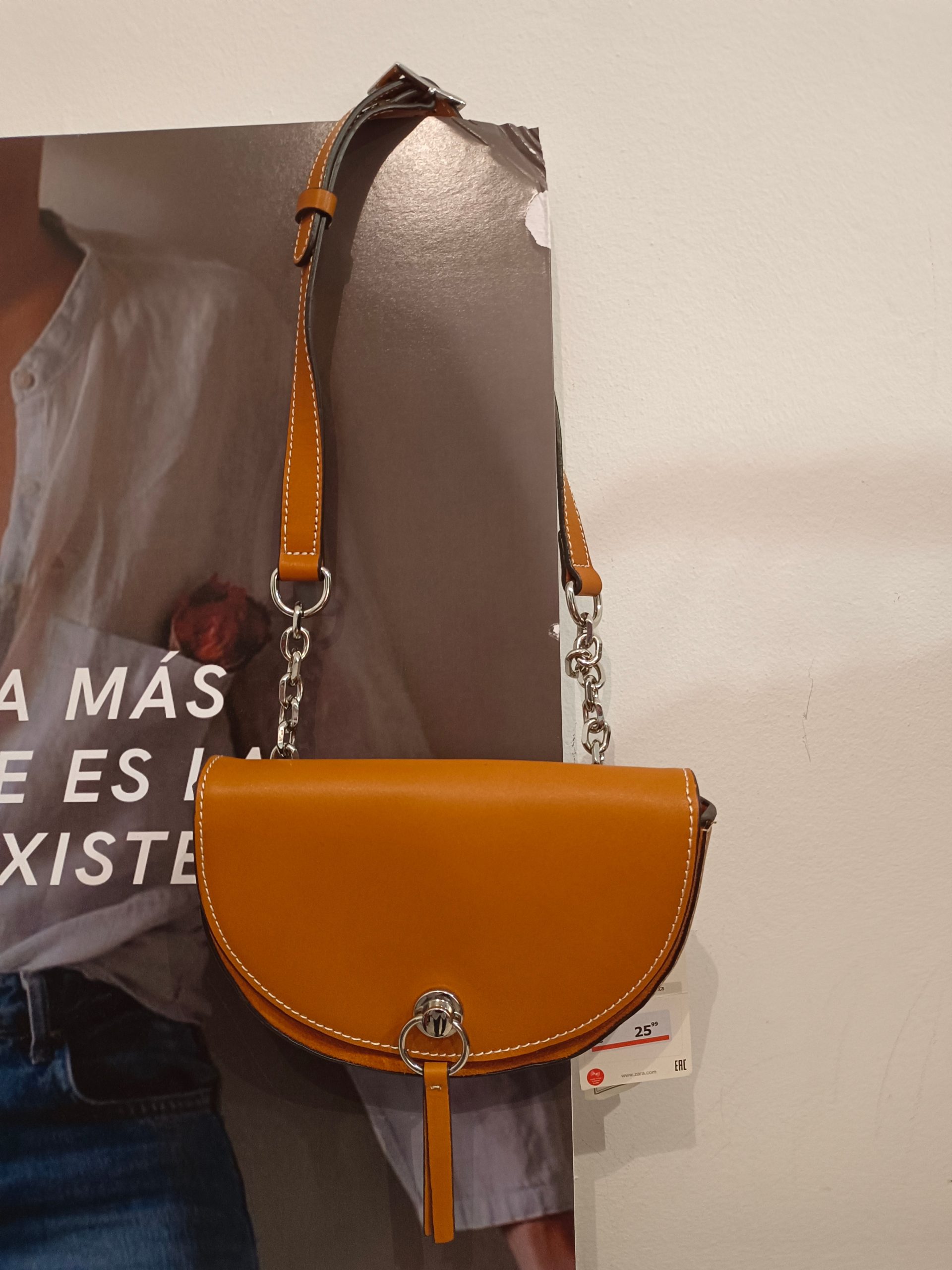 ZARA. Bolso/riñonera mini piel