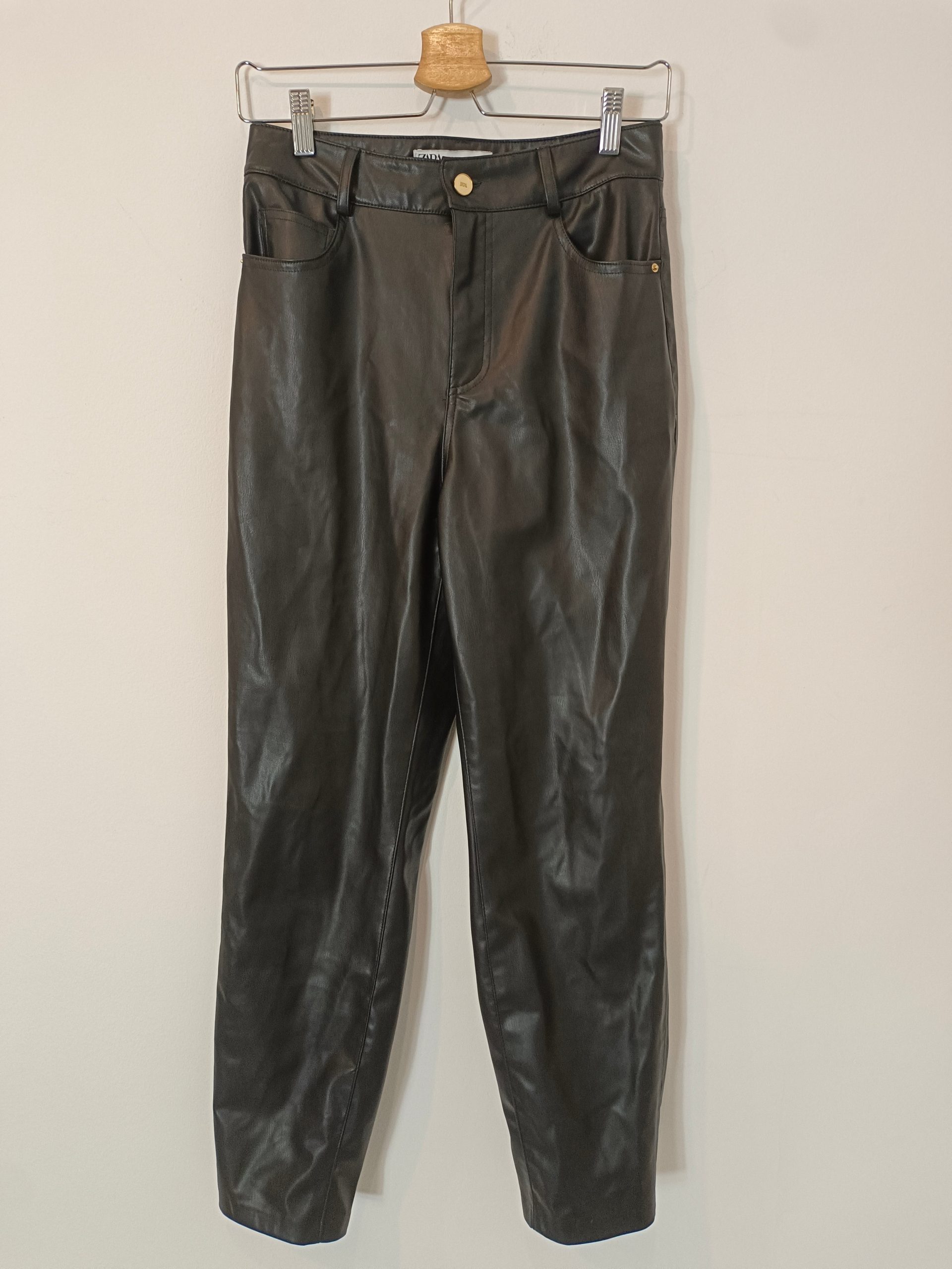 ZARA. Pantalón negro efecto piel T.36