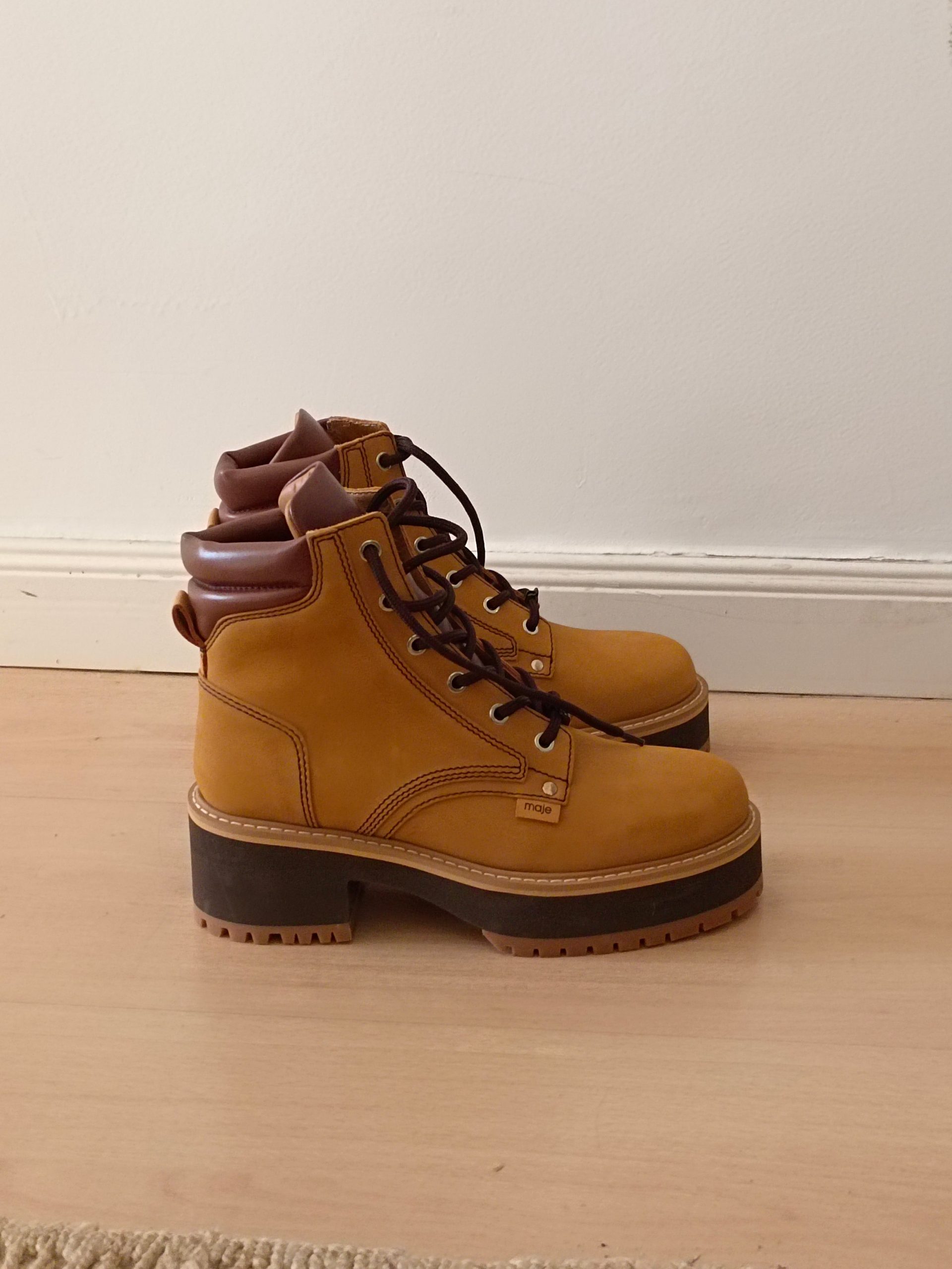 MAJE. Botas camel cordones T.39