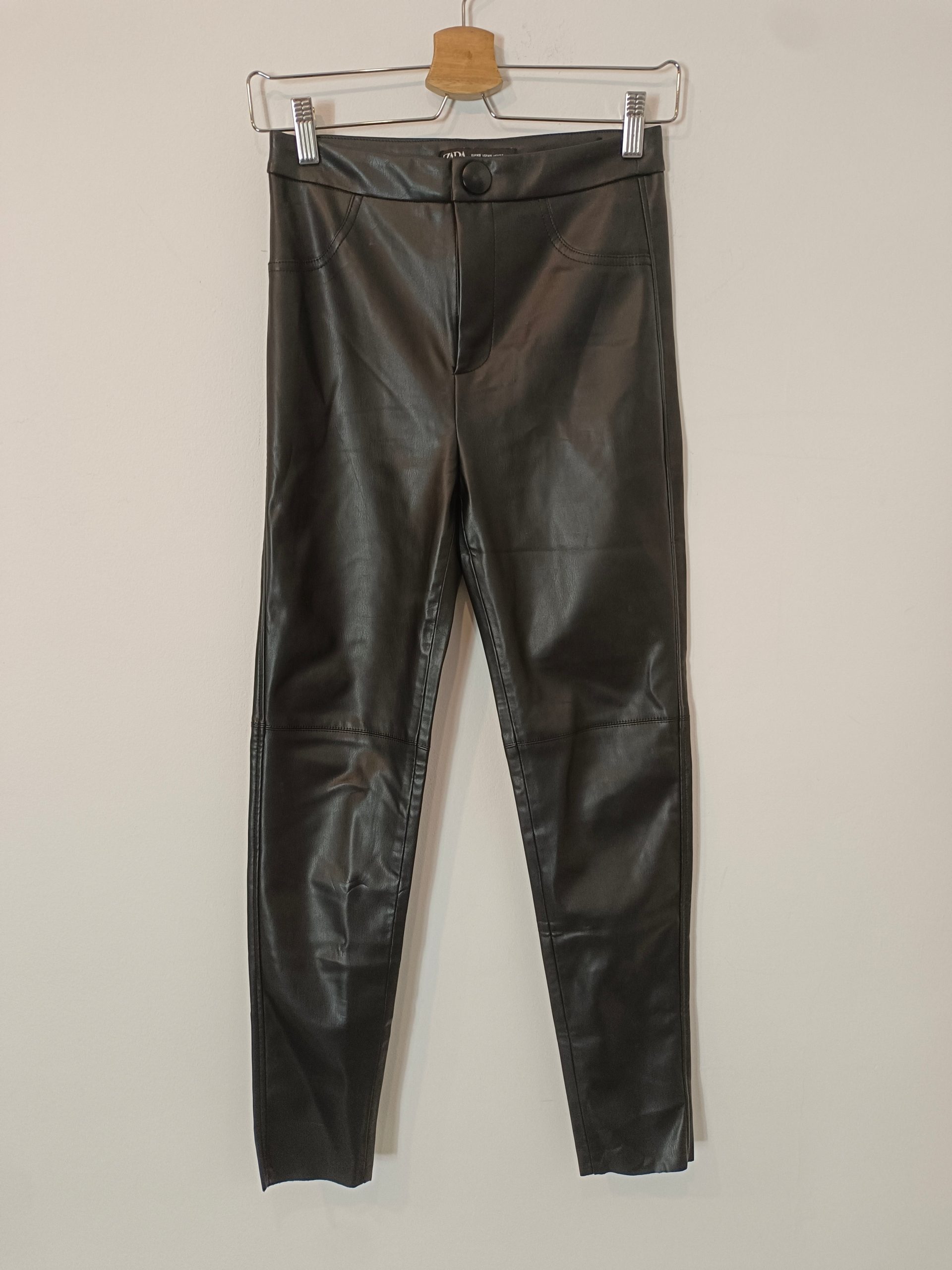 ZARA. Pantalón estilo leggins efecto piel T.xs