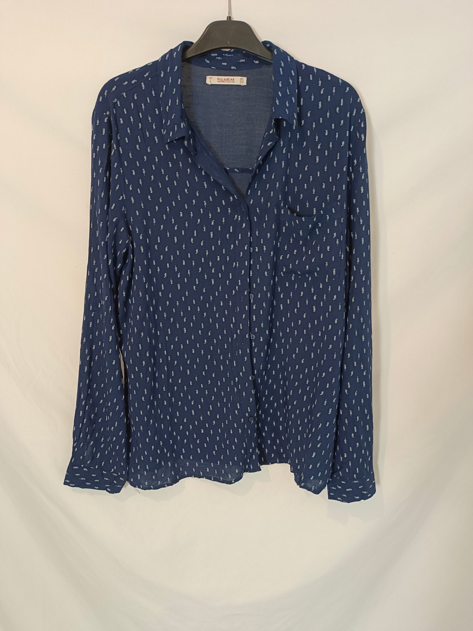 PULL&BEAR. Blusa azul flechas T.l